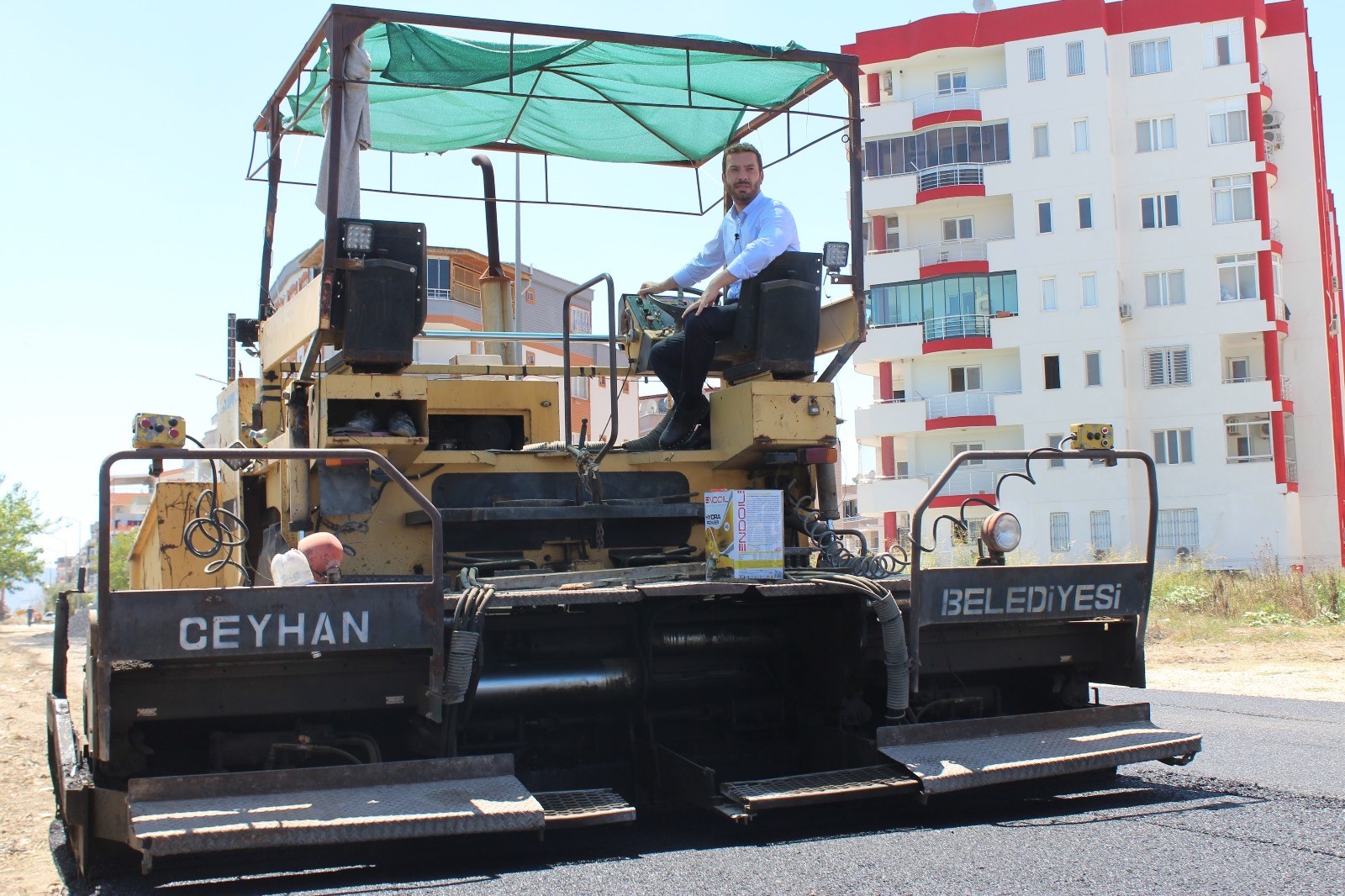 Ceyhan'da hurdaya ayrılan asfalt dökme makinesi onarılarak belediyeye kazandırıldı