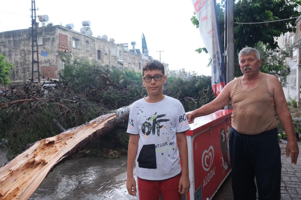 Küçük çocuk fırtınada devrilen ağacın altında kalmaktan son anda kurtuldu