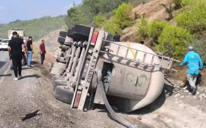 Beton mikseri devrildi, sürücü öldü