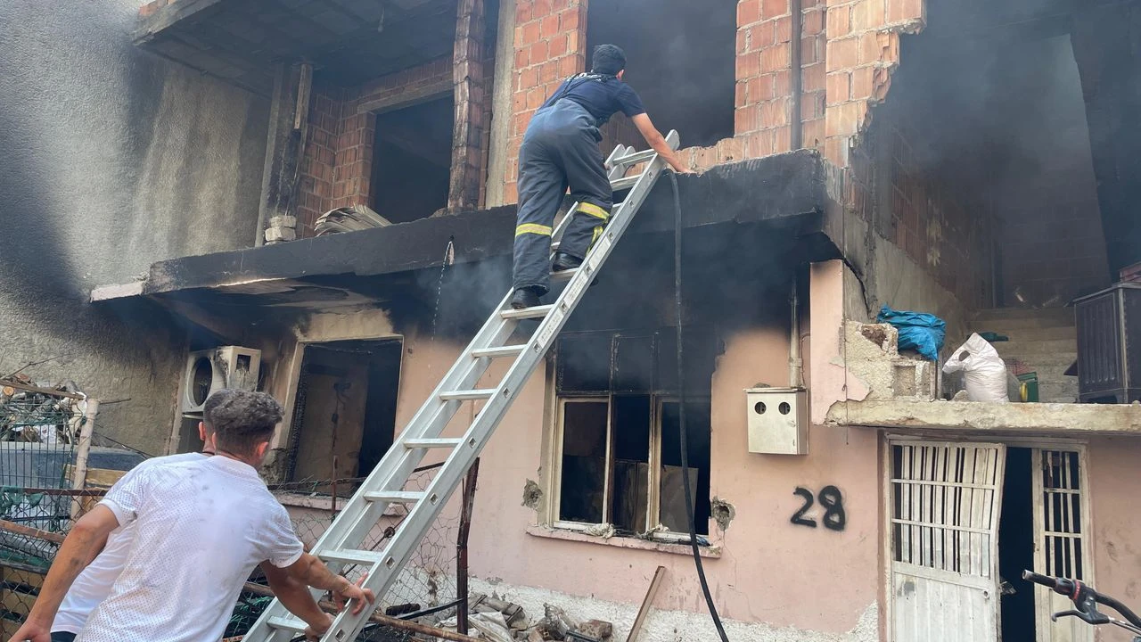 Kadın kocasına kızıp evi ateşe verdi kendi de yandı