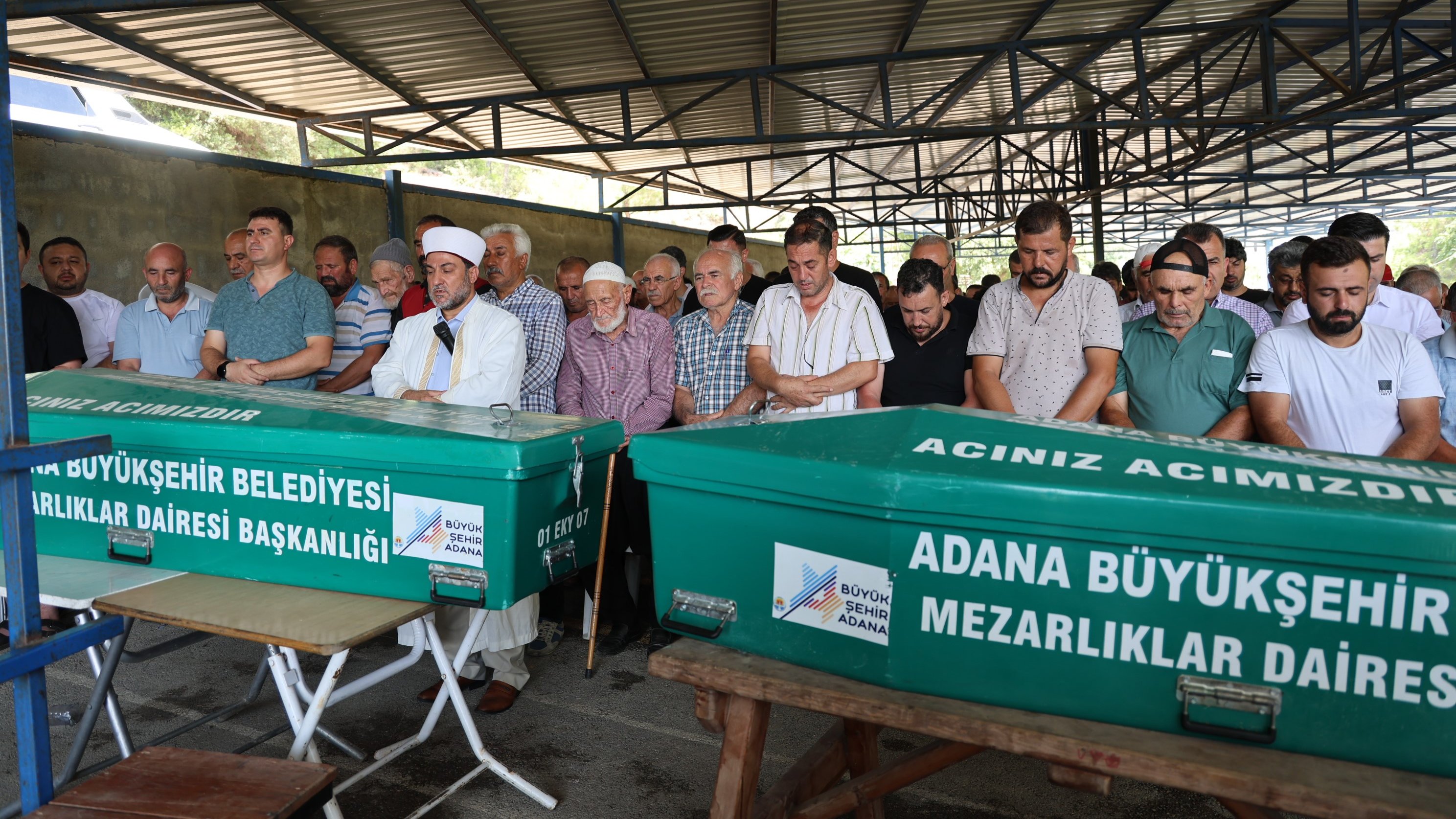 Göle düşen otomobilde hayatını kaybeden aile, gözyaşlarıyla toprağa verildi