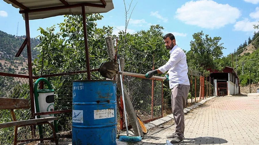 Adana'da görev yapan genç imam mahallesini güzelleştiriyor