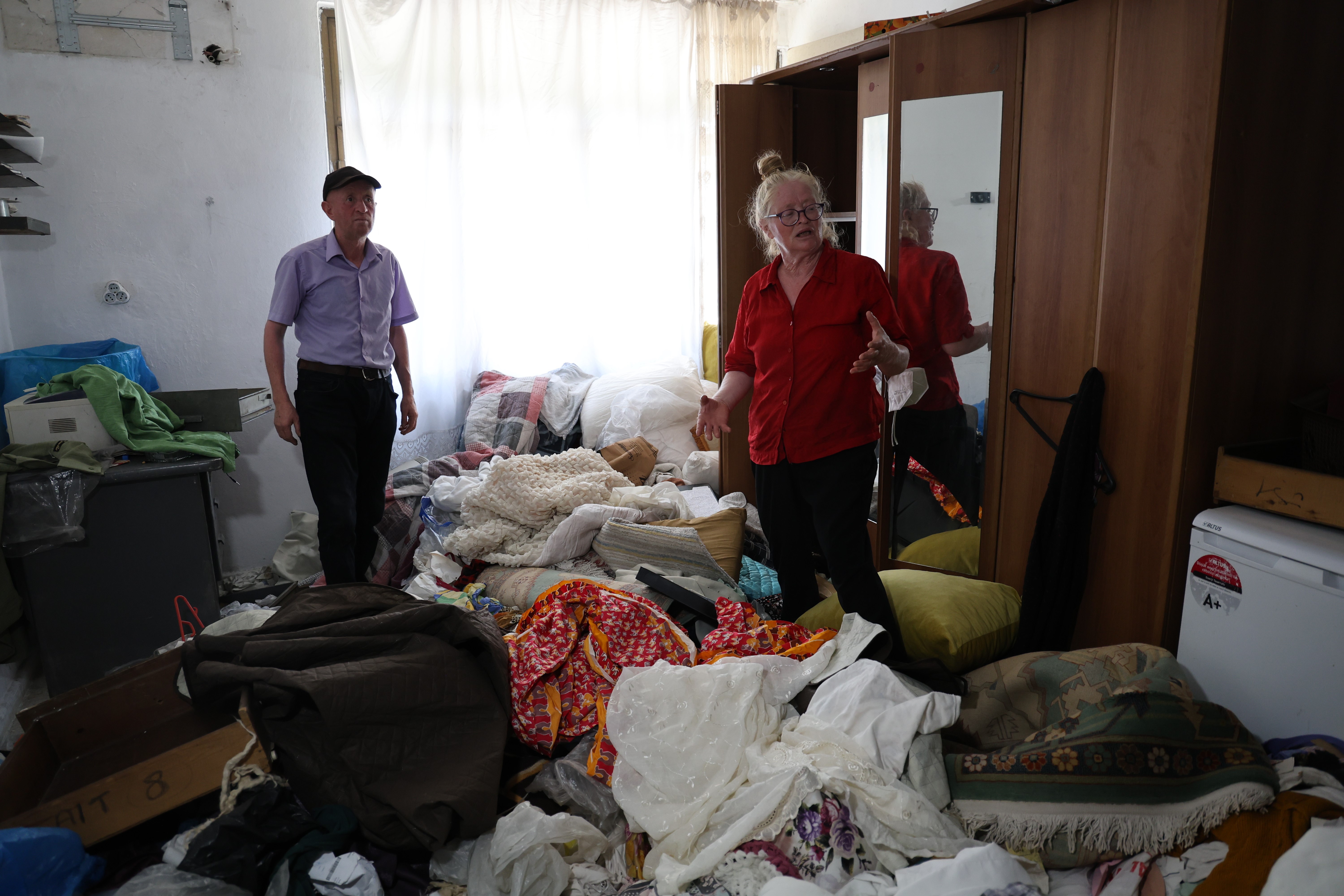 Cezaevindeki albino kardeşlerin evine giren hırsızlar altınları çalıp evi darmadağın etti