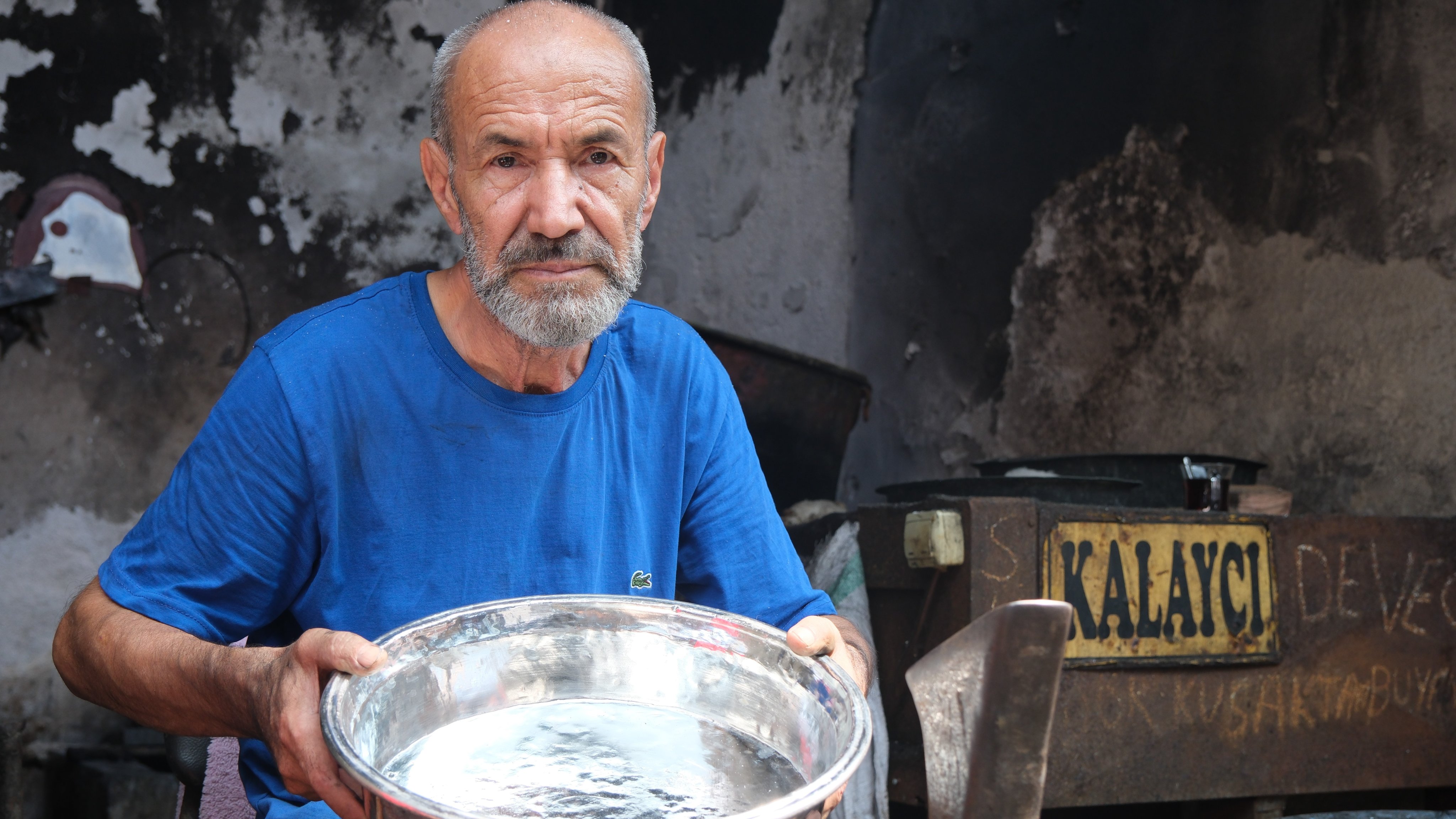 Adana'da kalaycı ailenin 4. kuşak temsilcisi mesleğini severek sürdürüyor