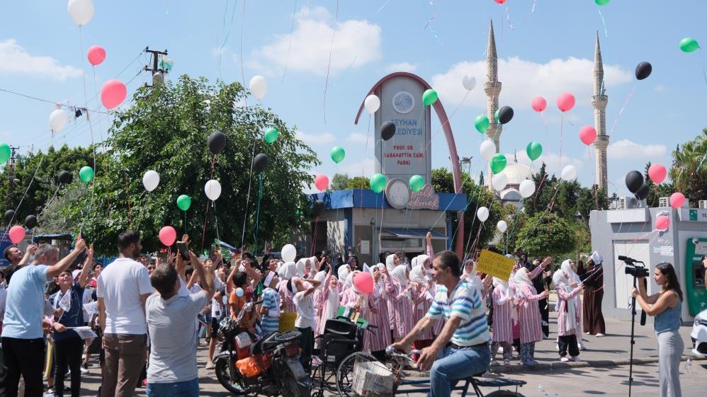 Adana'da çocuklar, Filistin'de ölen akranları için gökyüzüne balon bıraktı