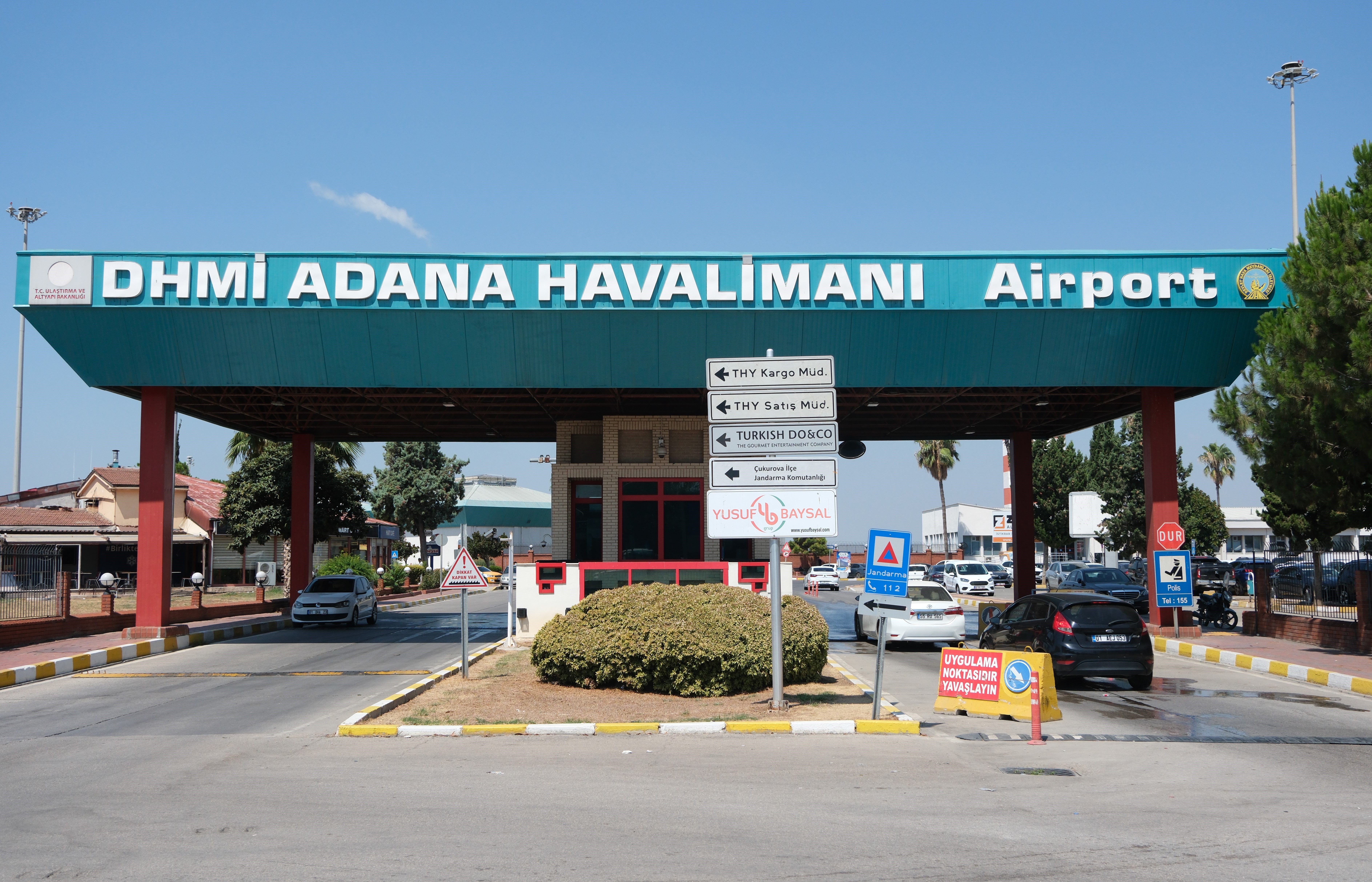 Adana'da vatandaşlar havalimanının yolcu uçuşuna kapatılmasını istemiyor