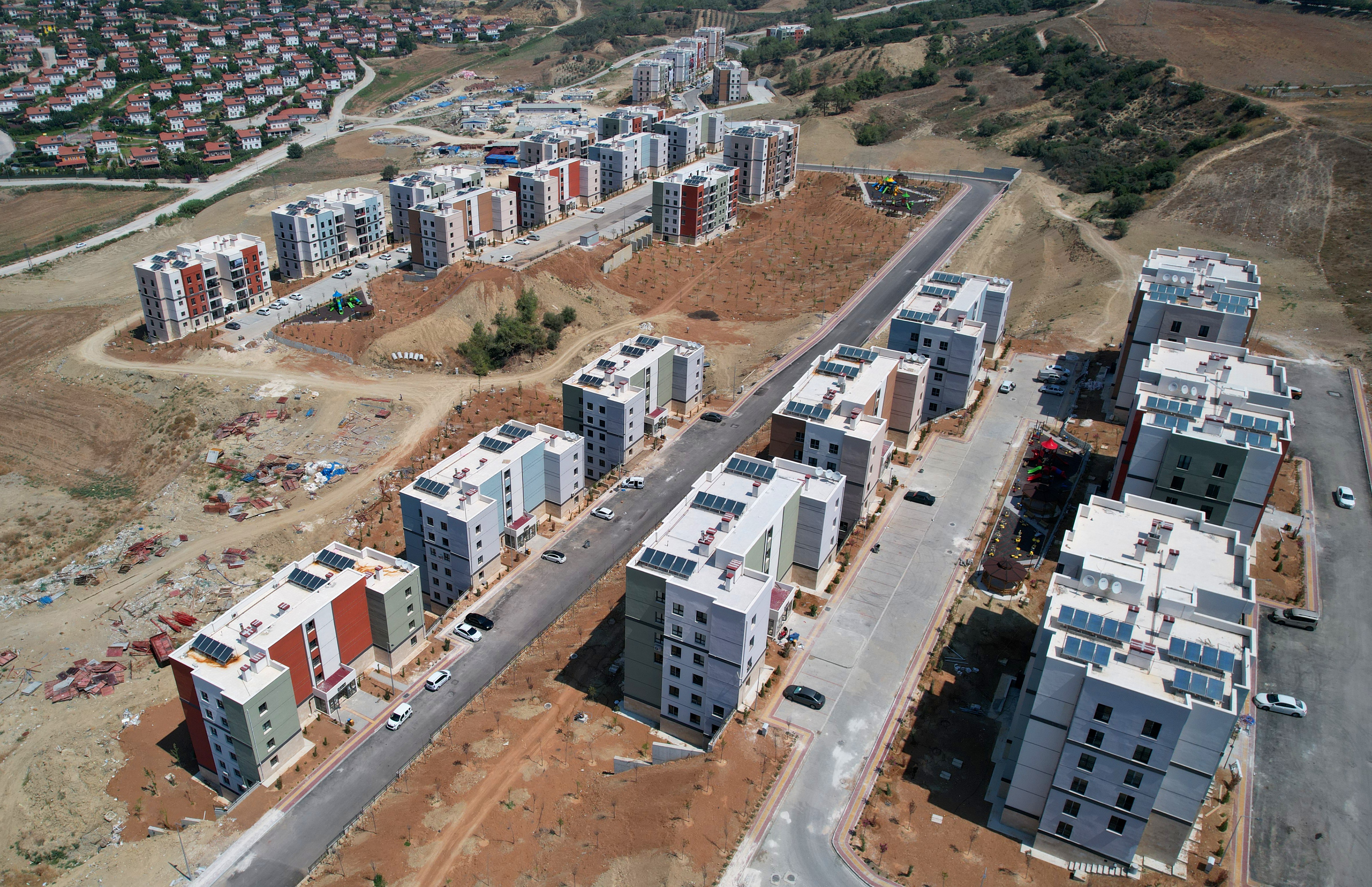 Depremzedeler için yeni TOKİ konutları yükseliyor