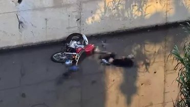 2 arkadaş, devrilen motosiklet ile sulama kanalında ölü bulundu