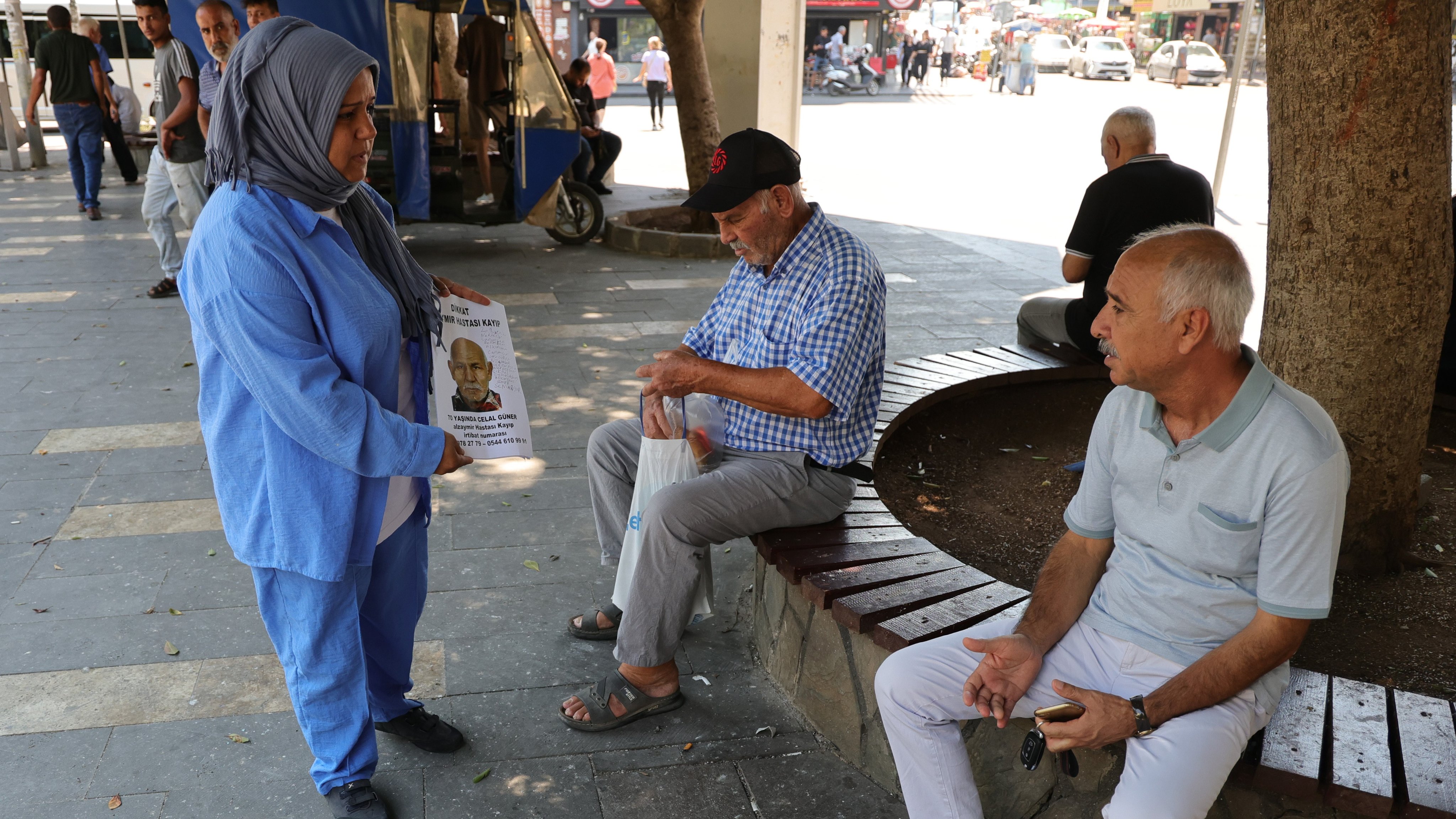 Sokak sokak herkese "Babamı gördünüz mü" diye soruyor