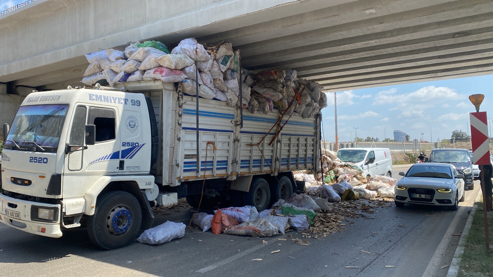 Adana'da tahta yüklü kamyon köprü altında sıkıştı