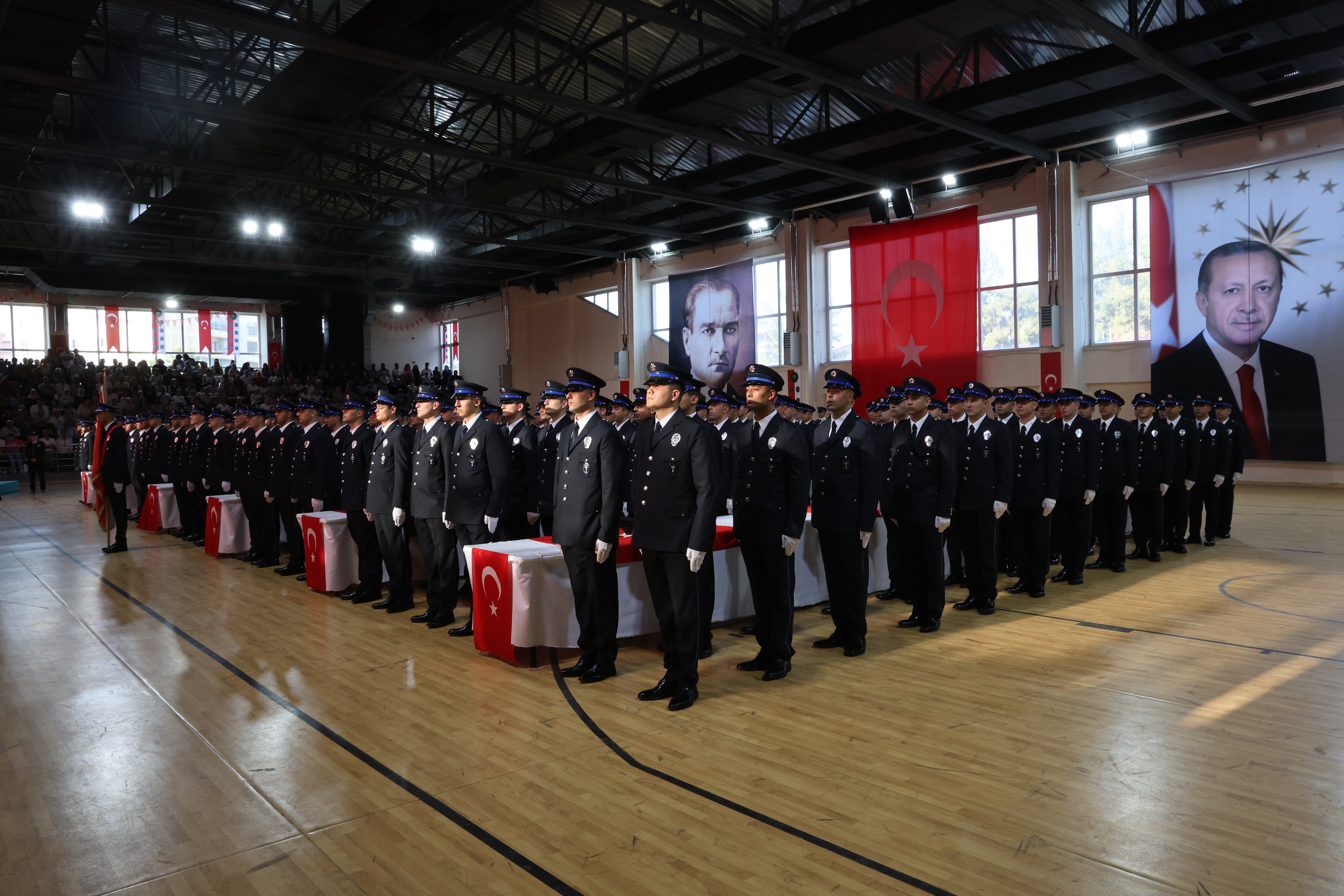 Adana'da 350 polis adayı mezun oldu