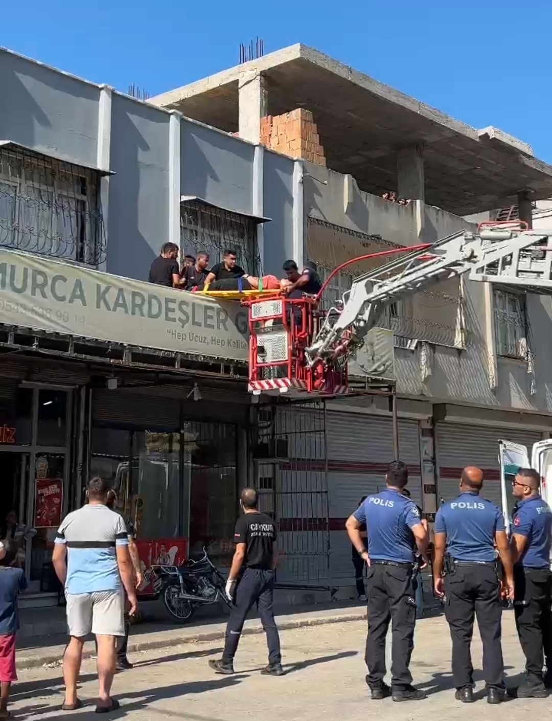 Damdan düşen kadın itfaiye tarafından kurtarıldı