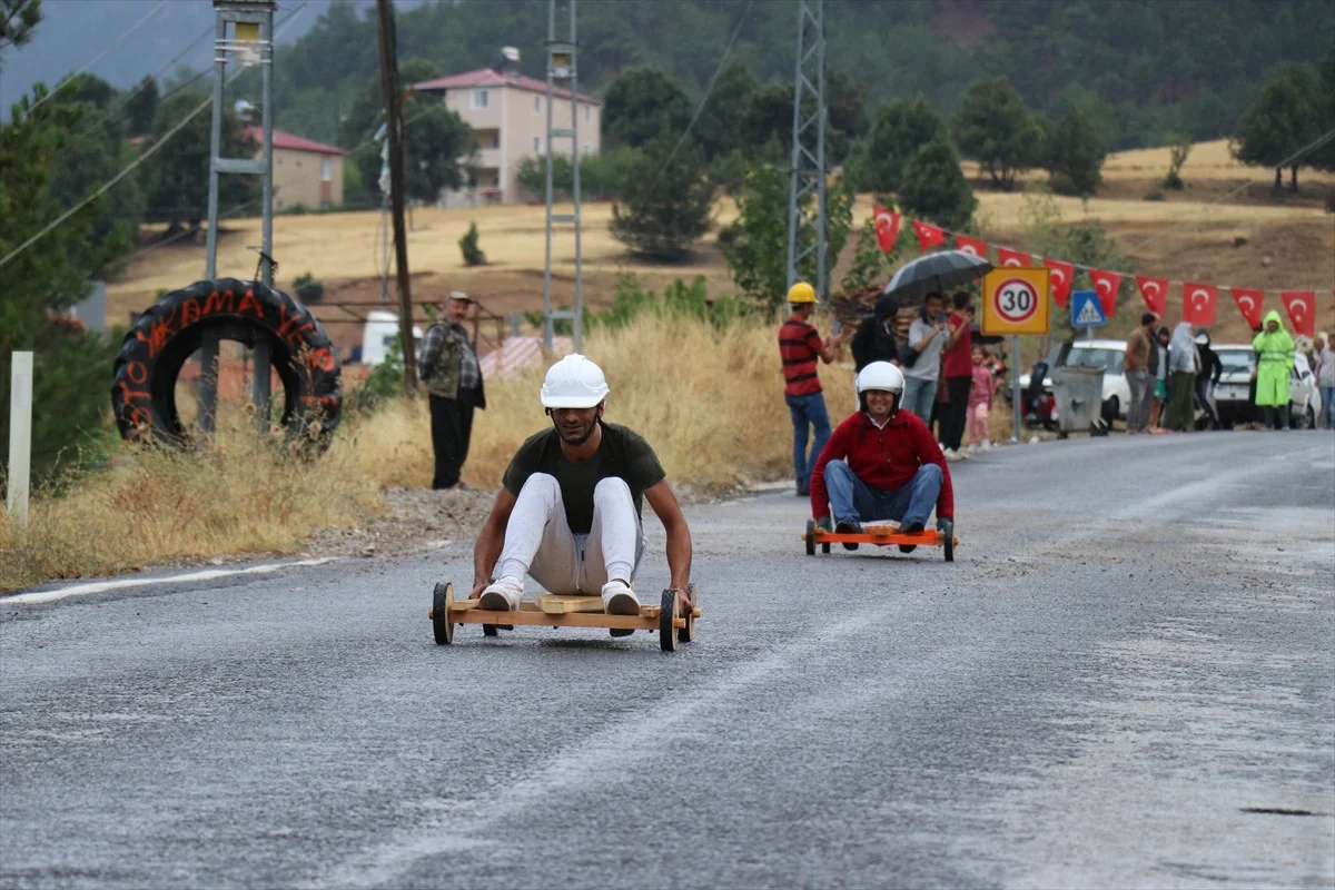 Adana'da yarışmacılar el yapımı tahta araçlarıyla birincilik için mücadele etti