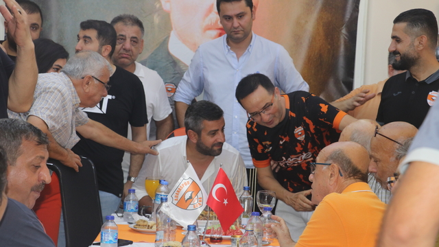 Adanaspor Kulübü Başkanı Asil Bostancı taraftarlarla bir araya geldi