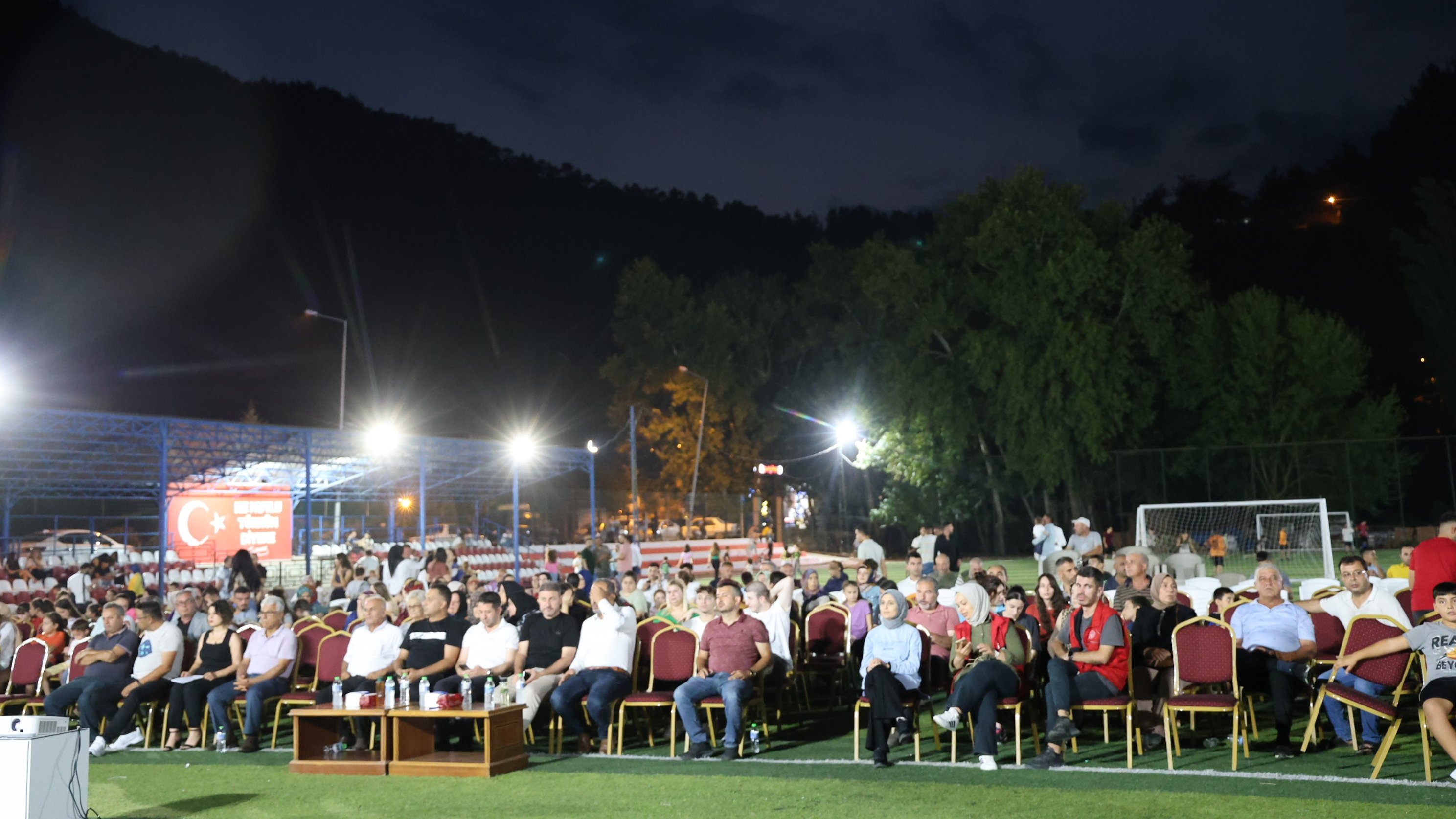 Adana'da açık hava sinemasında "Aybüke, Öğretmen Oldum Ben" filmi gösterildi