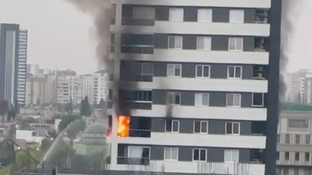 Adana'da lüks apartmanda çıkan yangın korkuttu