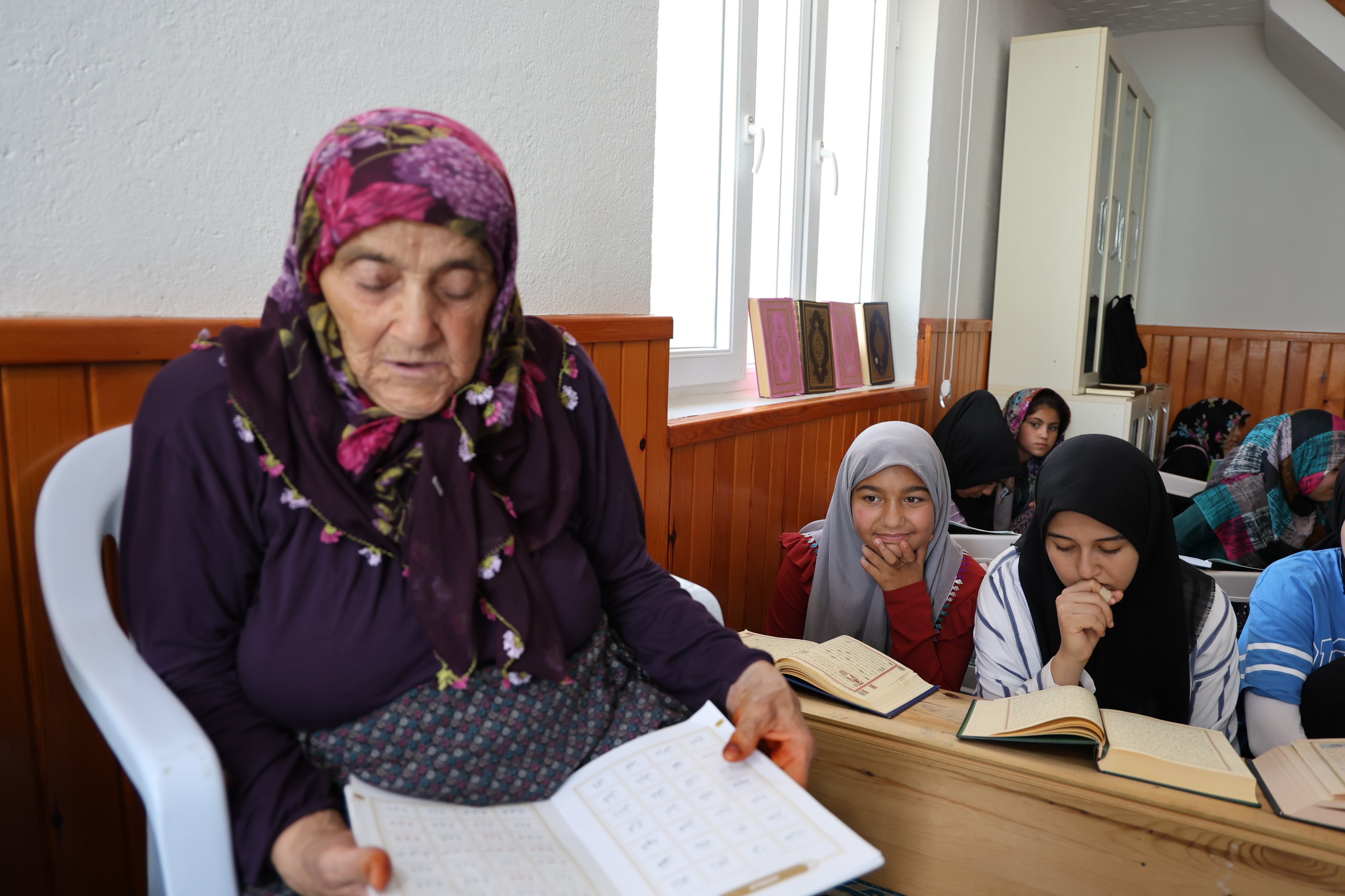 78 yaşındaki Menekşe ninenin Kur’an-ı Kerim öğrenme azmi