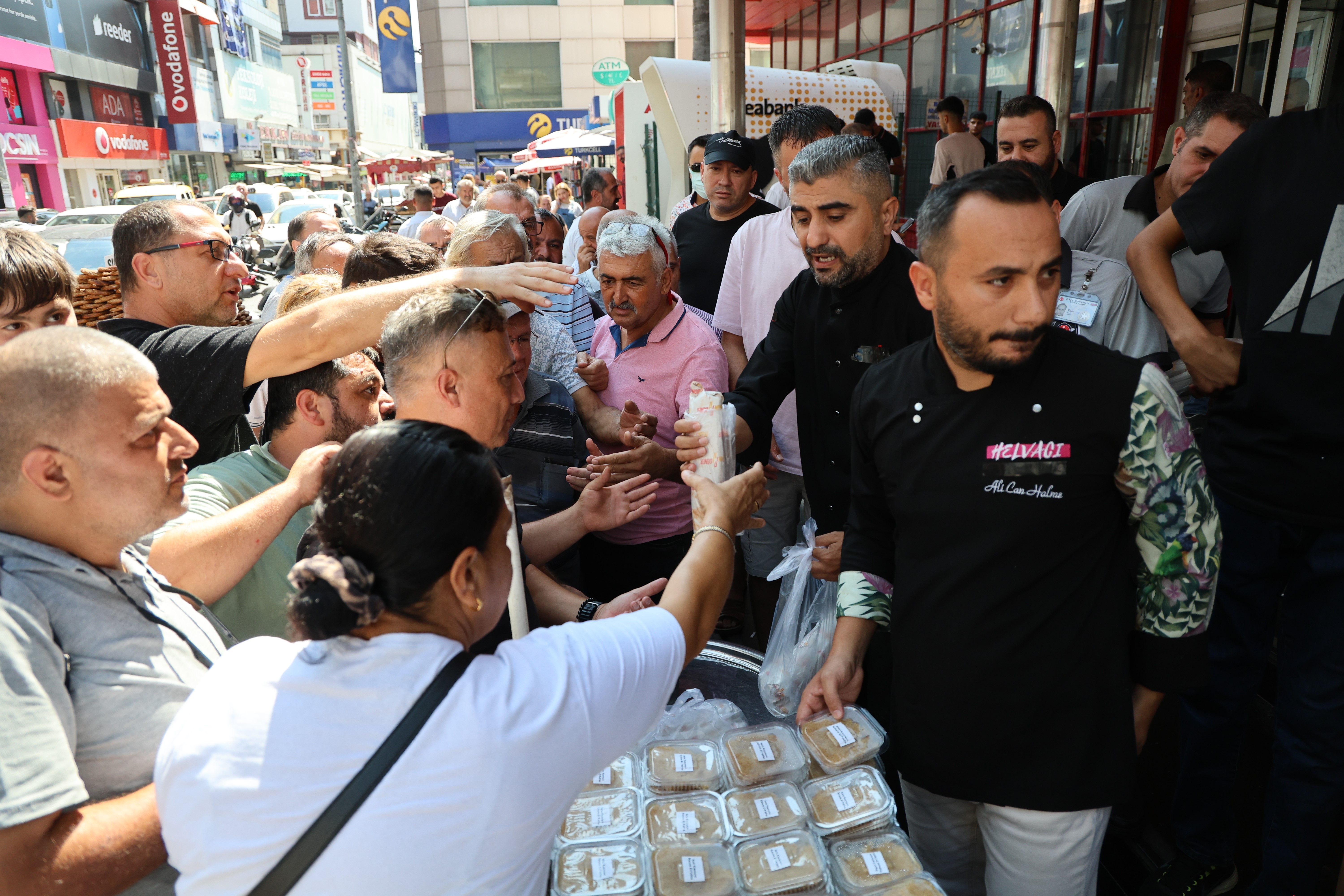 Narin'in anısına helva ve döner dağıtımı izdihama dönüştü