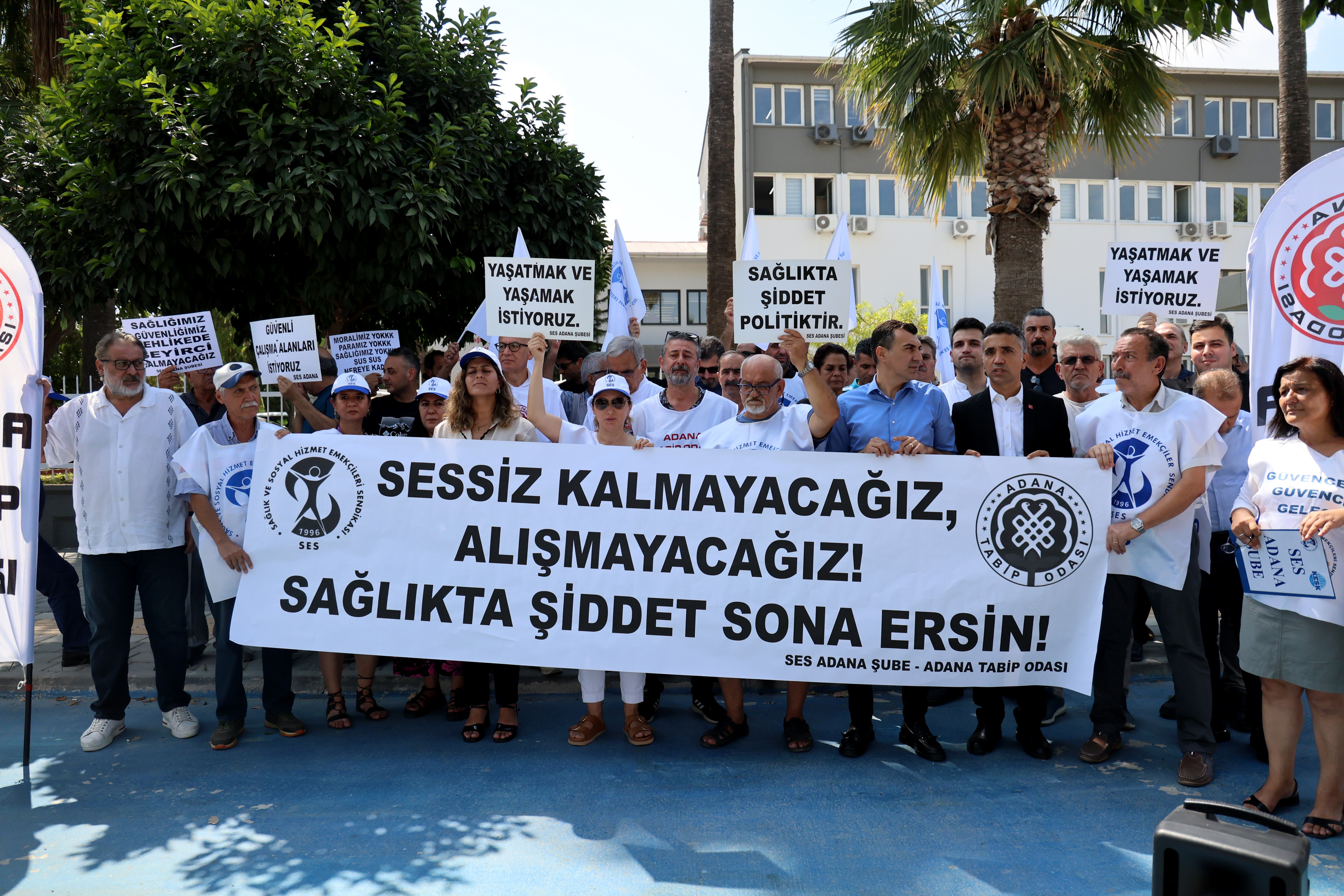 Adana'da doktora şiddet protesto edildi