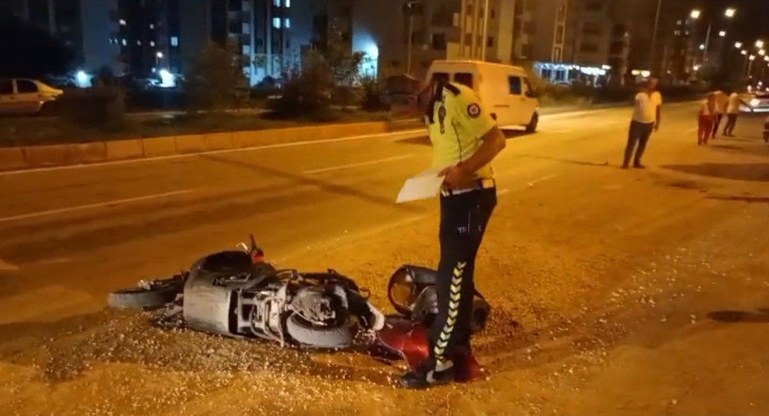 Kozan’da otomobil motosiklete çarptı: 1 yaralı