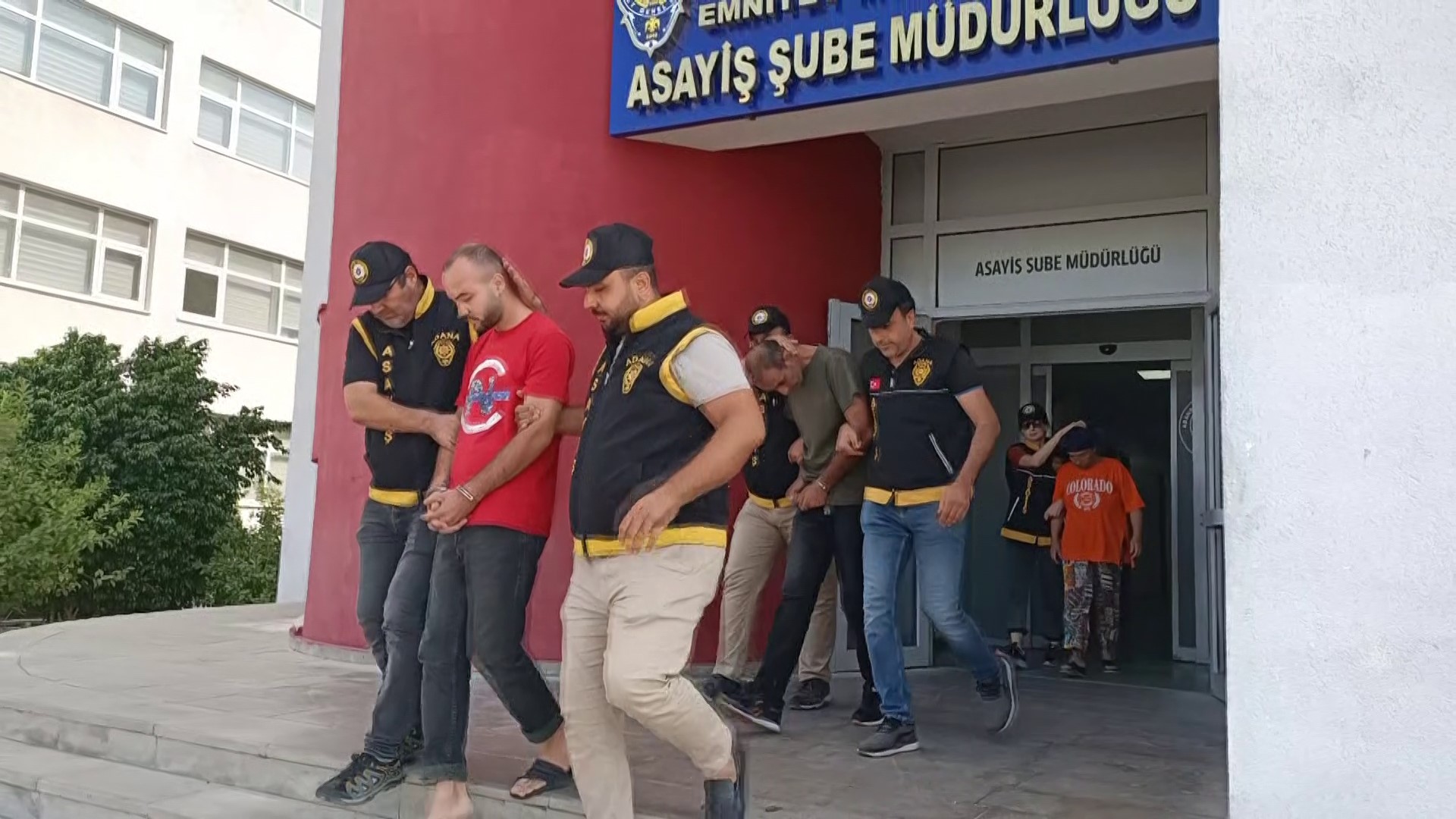 Adana'da birçok farklı suçtan aranan 1'i kadın 3 hükümlü yakalandı