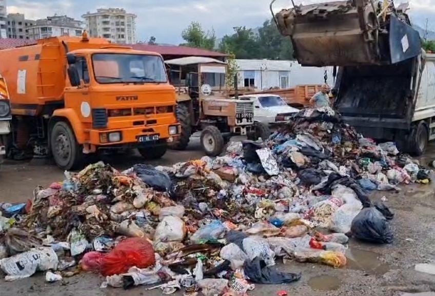 Cüzdanını yanlışlıkla çöpe atan kadın için temizlik görevlileri seferber oldu