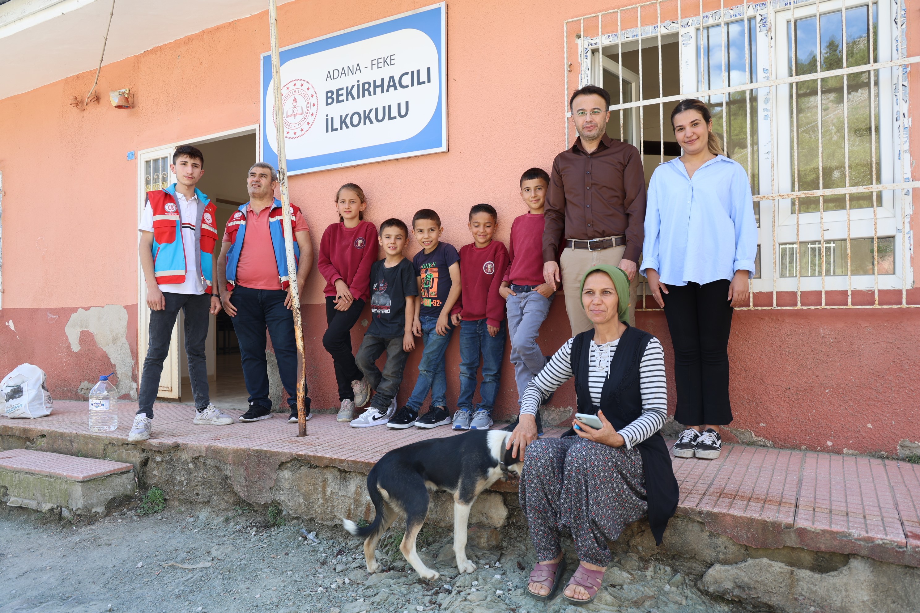 Kaymakam köylünün ayağına berberi götürdü