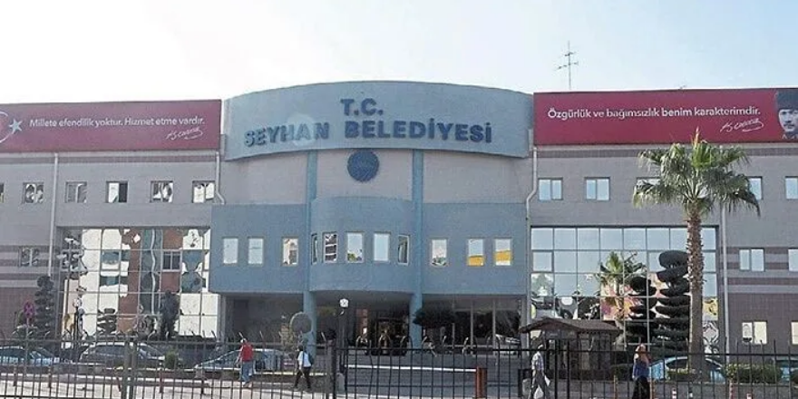 Adana'da muhtar belediye meclisine çöp döktü