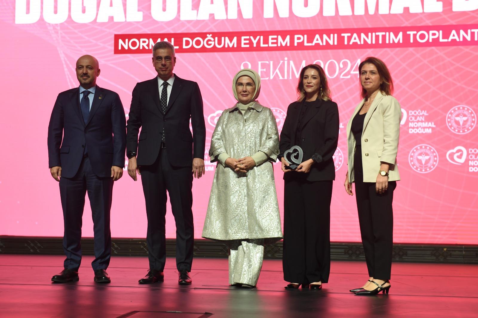 Emine Erdoğan’dan  İl Sağlık’a plaket