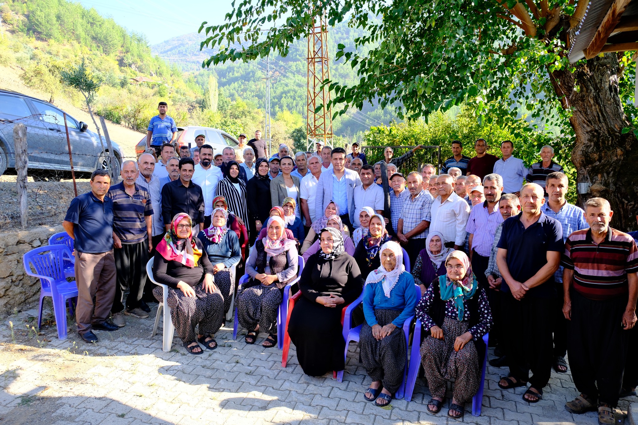 Başkan Atlı'ya köylü sorunlarını sazlı sözlü anlattı