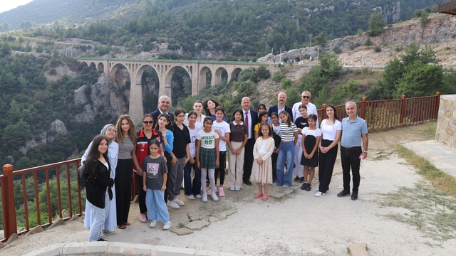 Adana'da kız öğrenciler tarihi Varda Köprüsü'nü gezdi