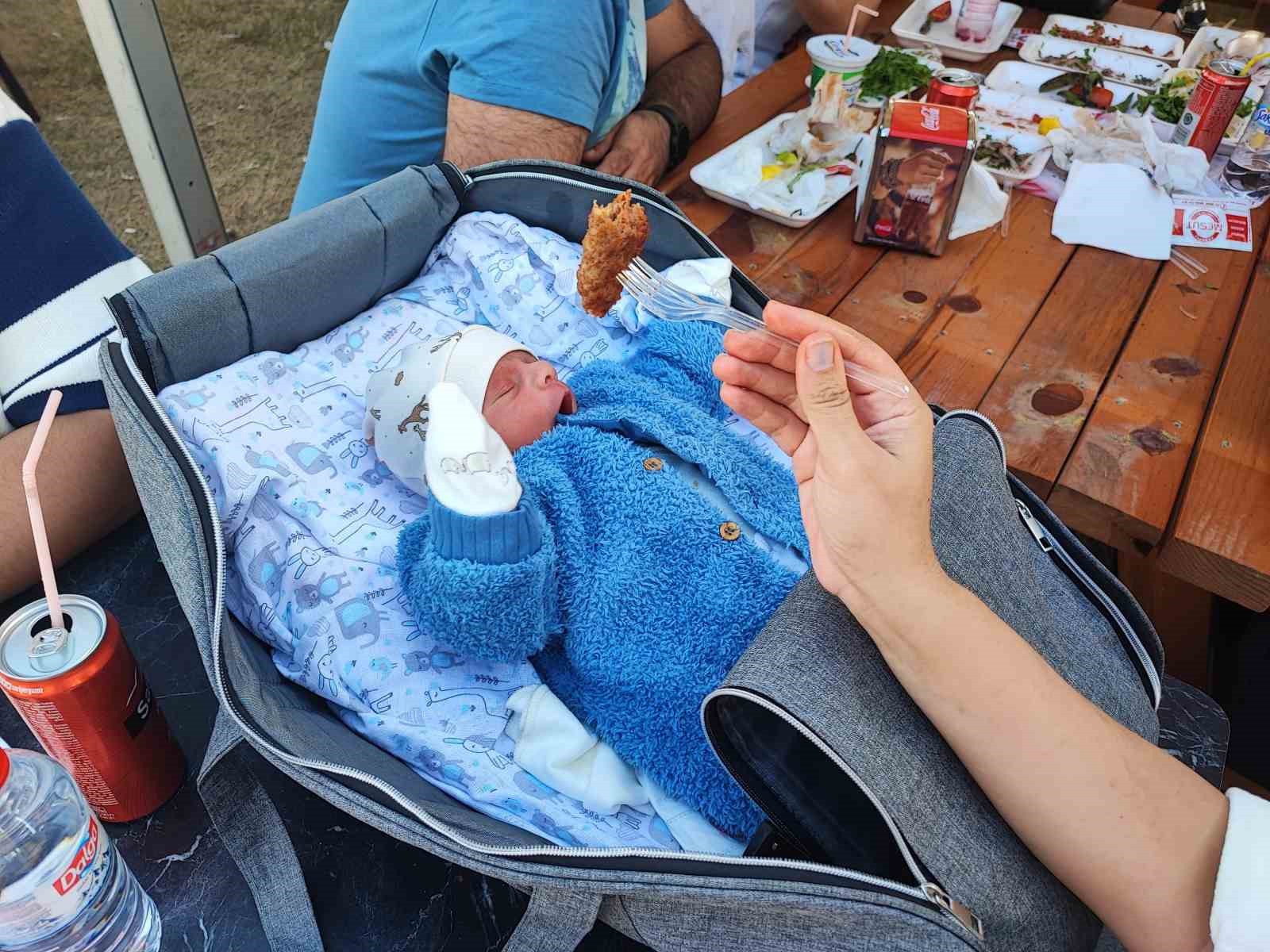 Festivalin en minik ziyaretçisi Adana kebabı ile avutuldu