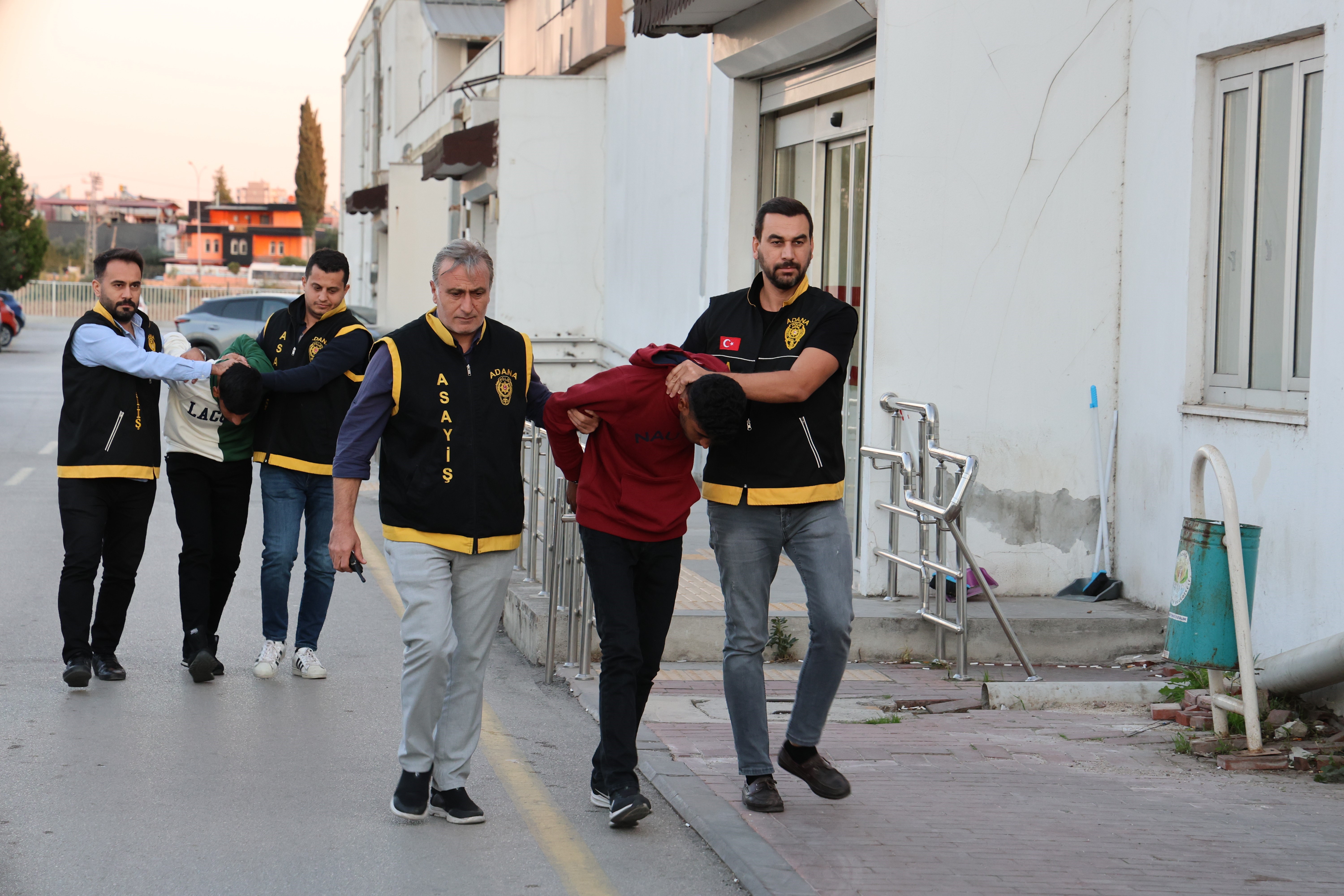 Abisini sakat bırakan şahsı öldüren şüpheli ile ona yardım eden şahıs tutuklandı