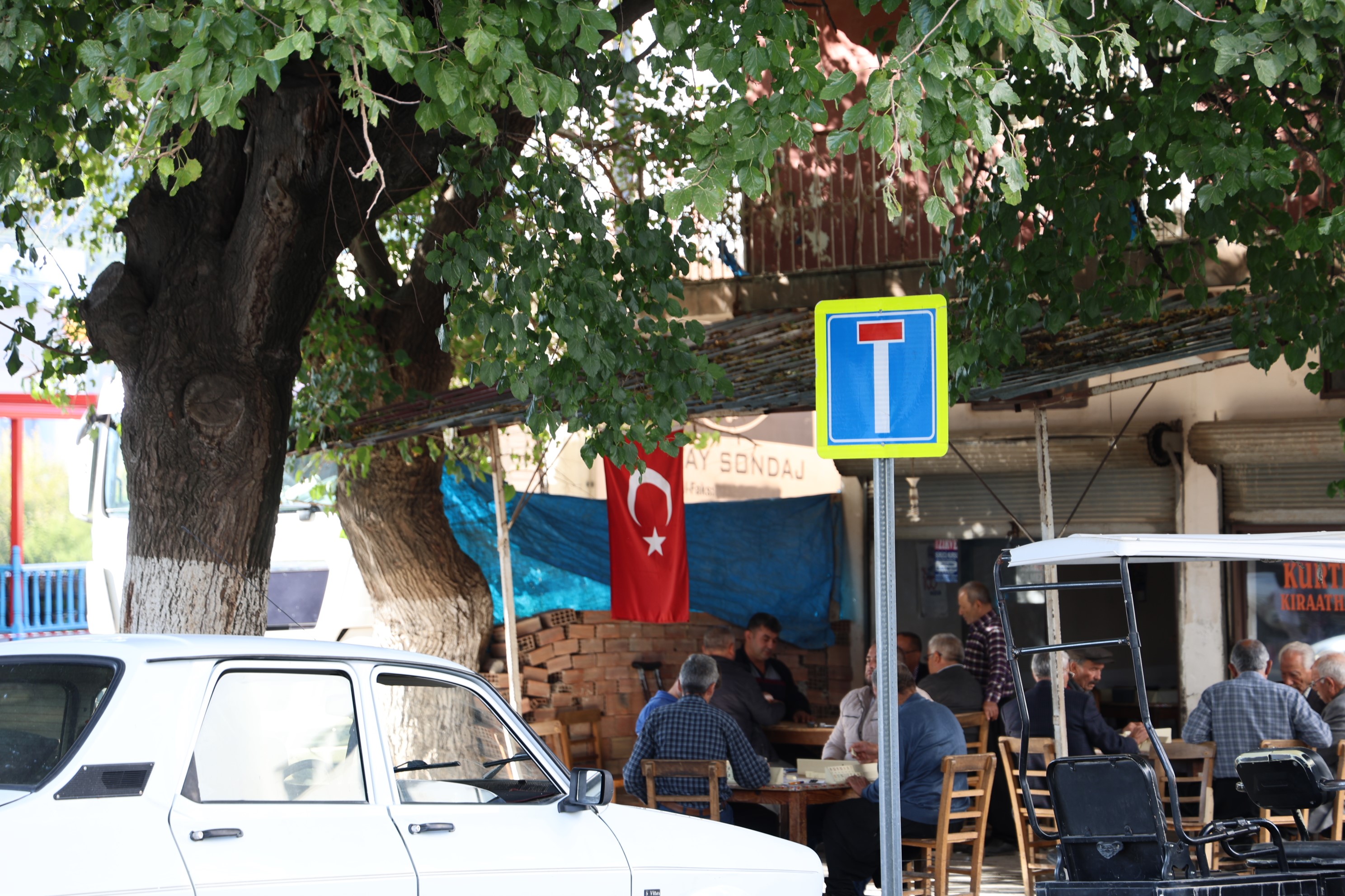 Adana'da esnaftan teröre Türk bayraklı tepki