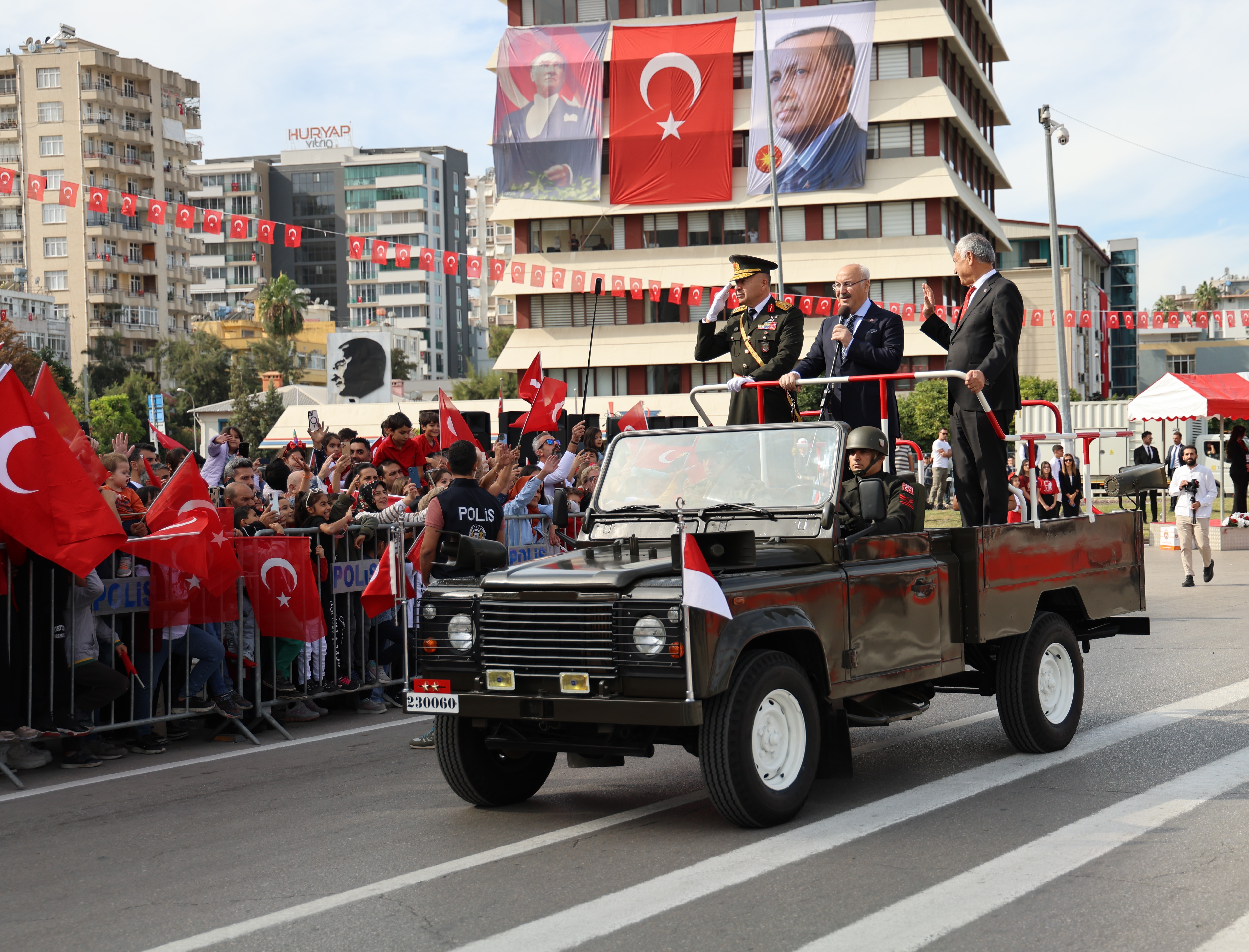 Adana'da Cumhuriyet'in 101. yılı coşkuyla kutlandı