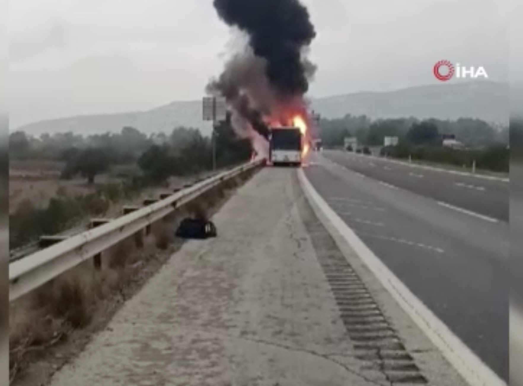 Adana otoyolunda yolcu otobüsü yandı