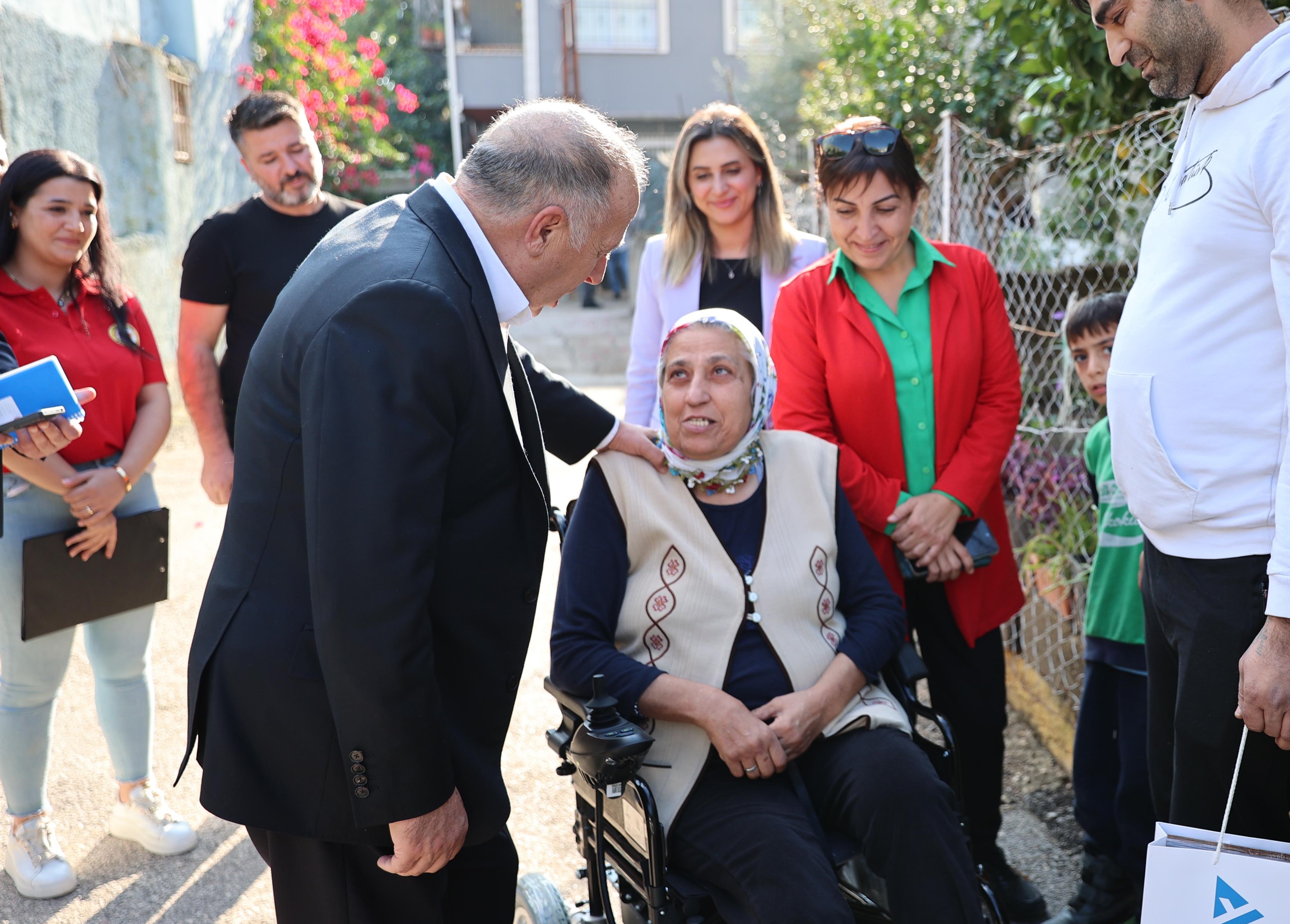 Başkan Demirçalı Akülü Sandalye Hediye Etti