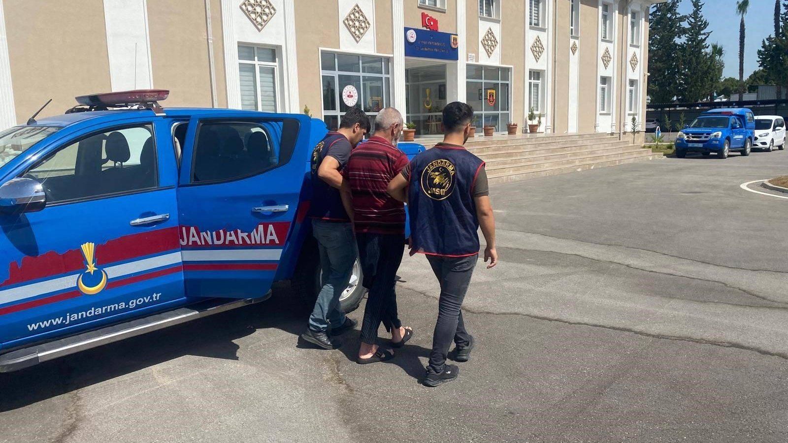 Adana'da jandarma iki hükümlüyü yakaladı