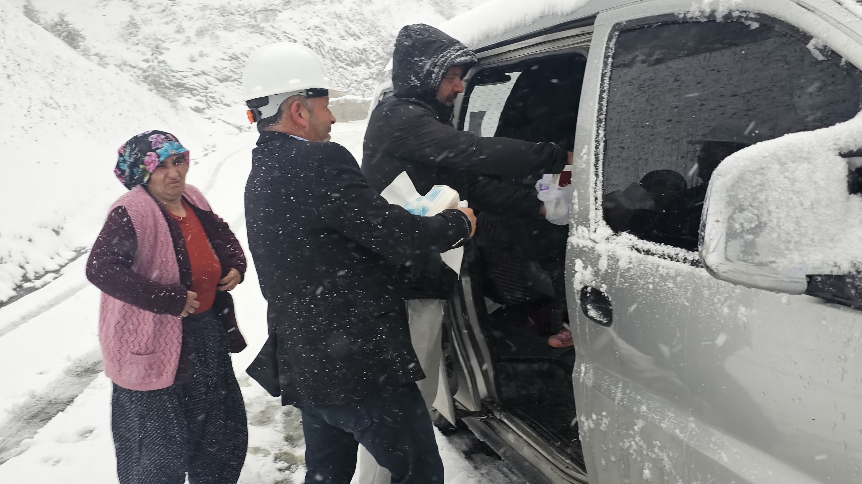 Feke Belediyesi karda mahsur kalan aileleri kurtarma çalışması başlattı