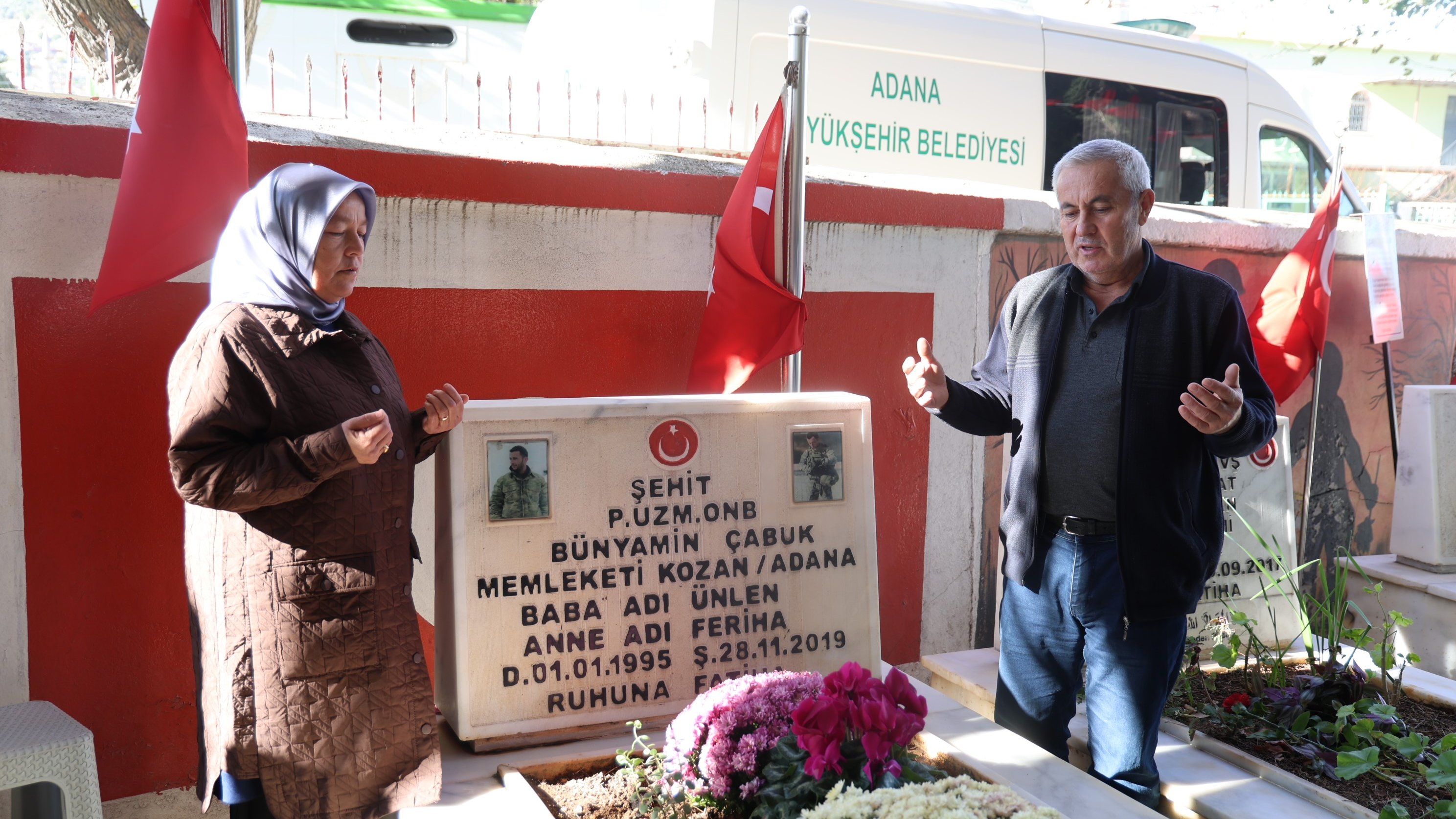 Şehit babası oğlunun kabrinin başından bir gün olsun ayrılmıyor