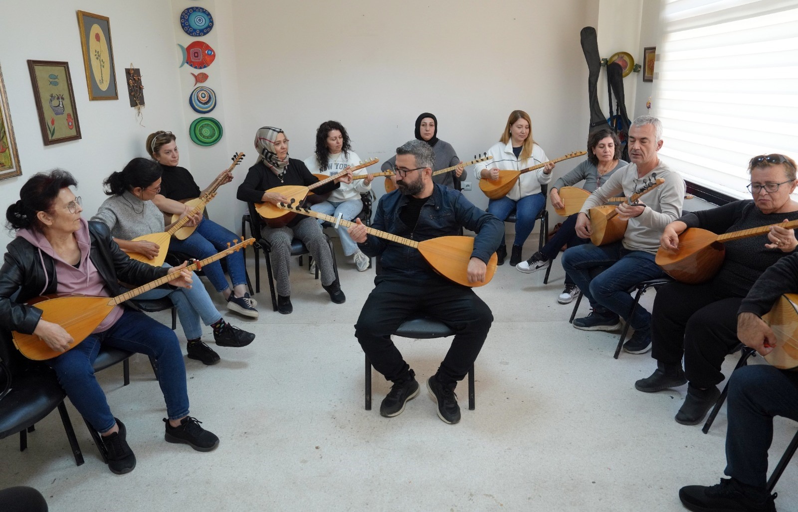 Çukurova’da ücretsiz saz kursuna yoğun ilgi