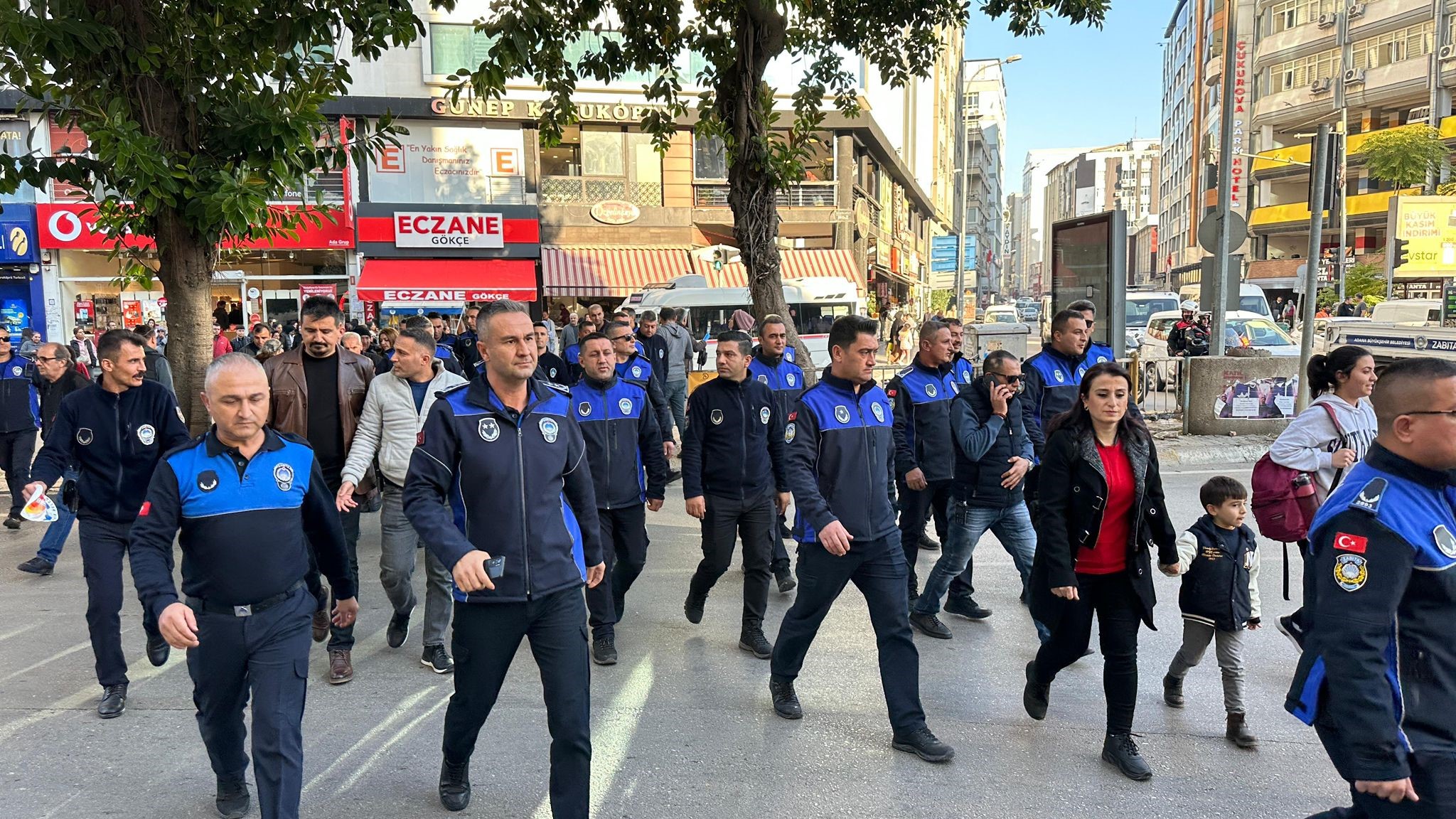 Adana'da zabıta ekiplerinden kaldırım işgaline yönelik denetim