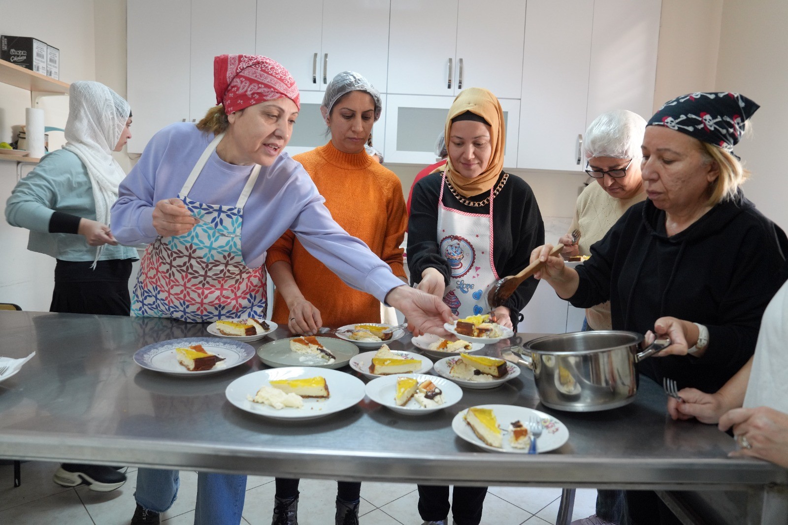 Çukurova Belediyesi’nin çikolata ve pasta yapma kursuna yoğun ilgi