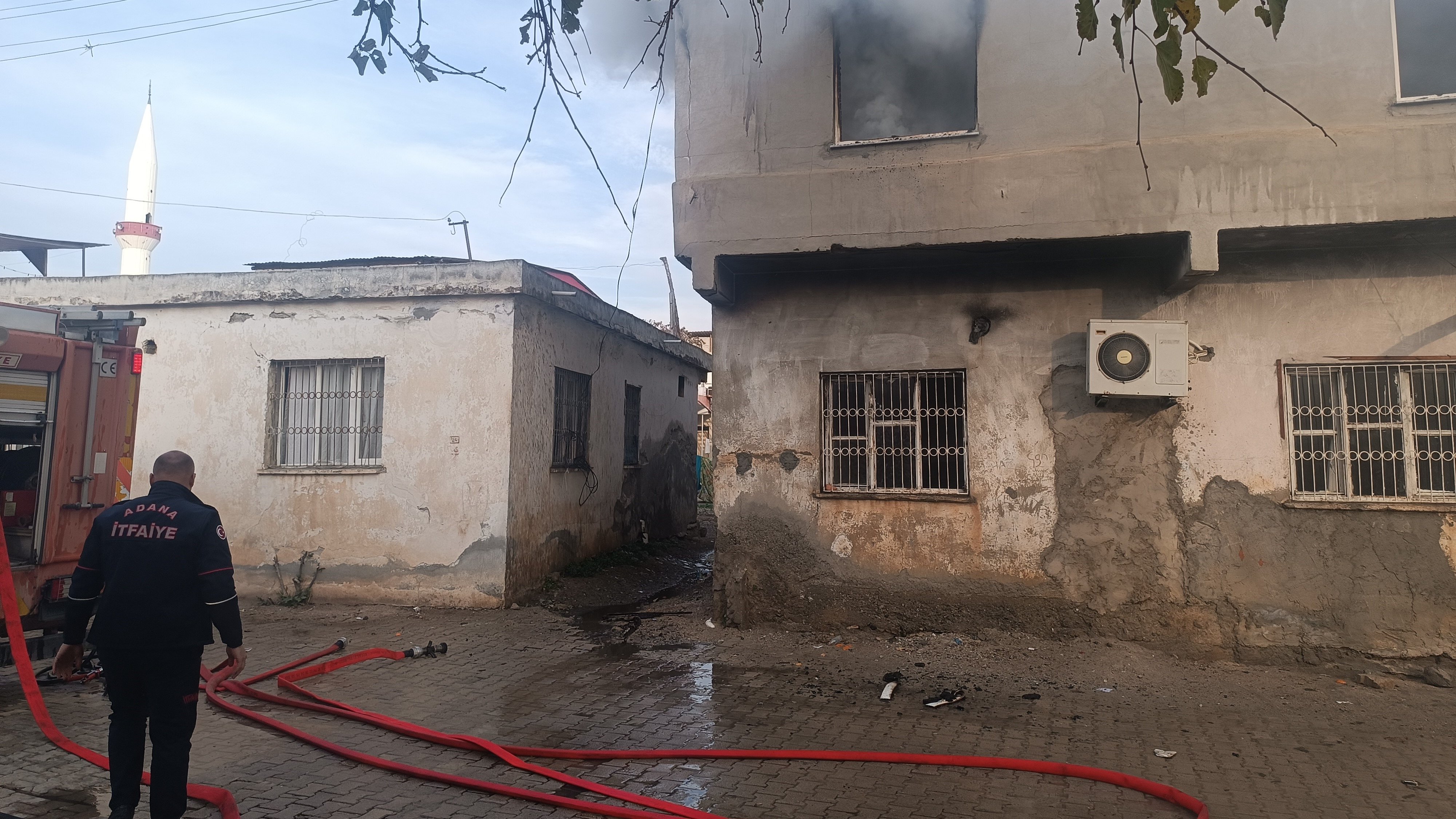 Adana'da şarja takılı tablet bir evi kullanılamaz hale getirdi