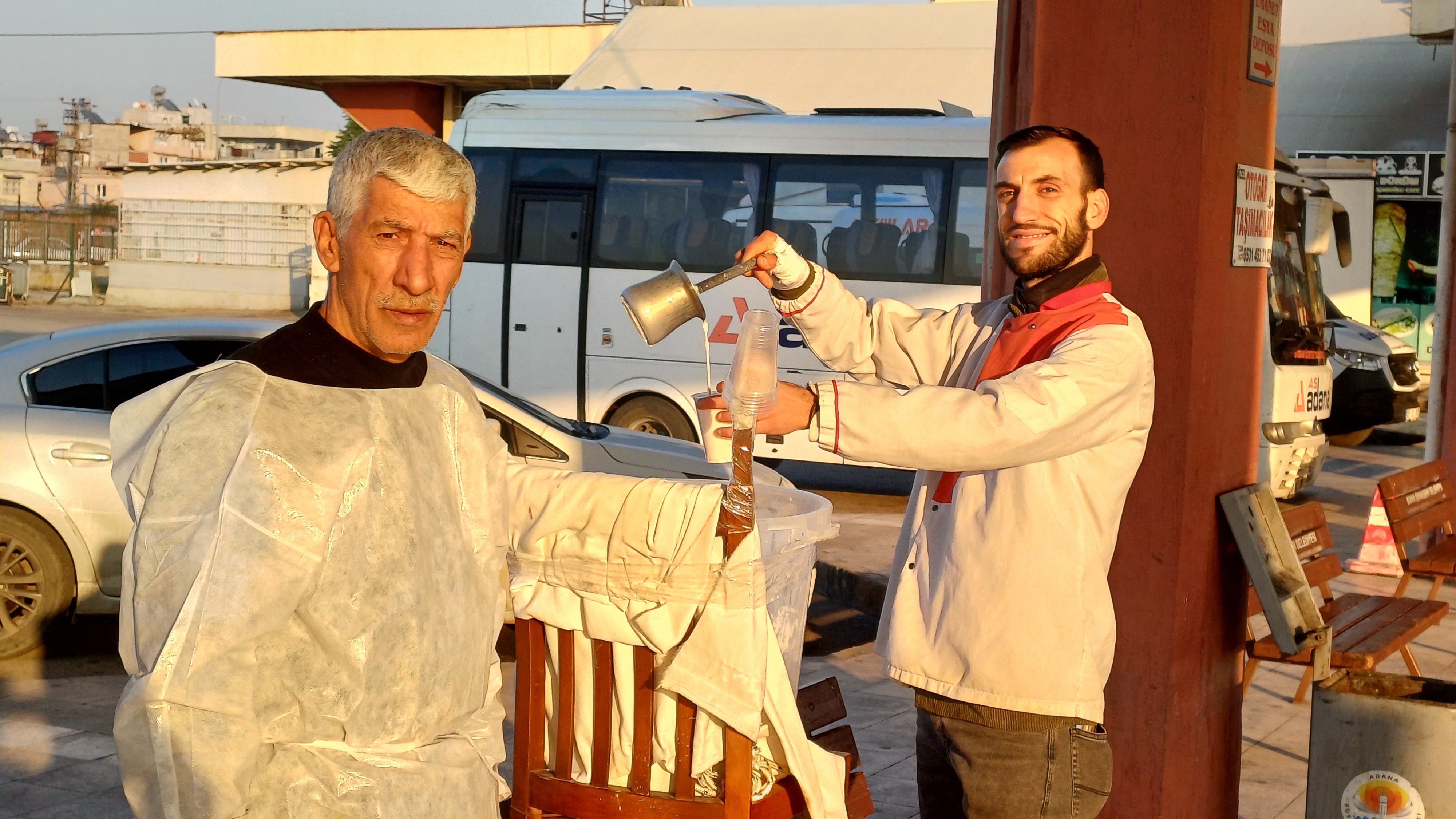 Tezgahı alınan "Yılancı Osman" ayranı sırtında taşıdığı kova ile satıyor