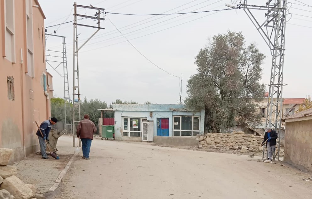 Yumurtalık’ta cadde ve sokaklar temizleniyor, tabelalar onarılıyor