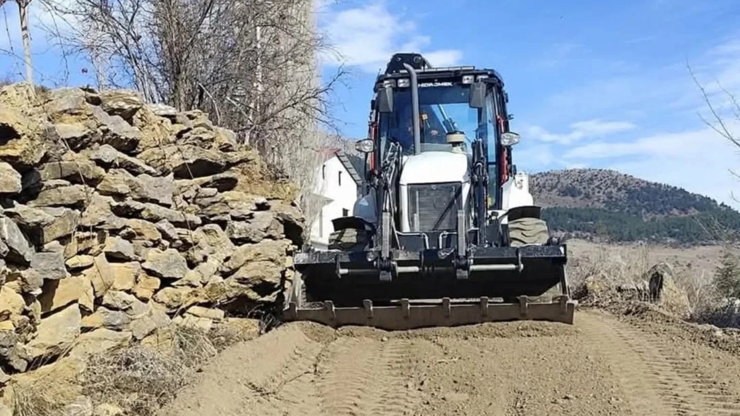 Saimbeyli Belediyesi, yol yapım çalışmalarını sürdürüyor