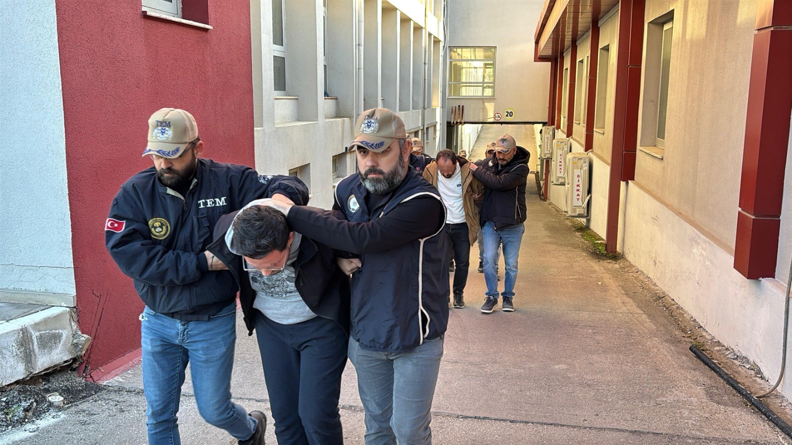 İşsiz kalan FETÖ üyelerine Almanya'dan getirilen paralar dağıtıldı