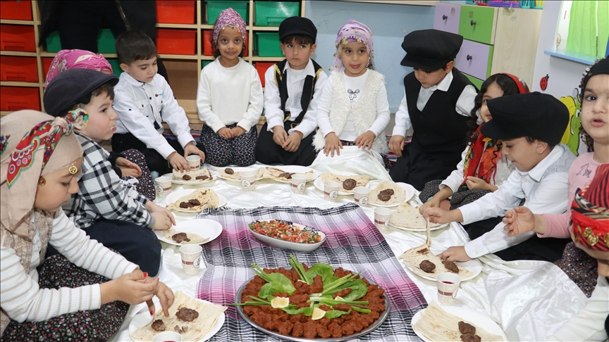 Adana'da öğrenciler Yerli Malı Haftası'nda şalvar giyip mangal başına geçti