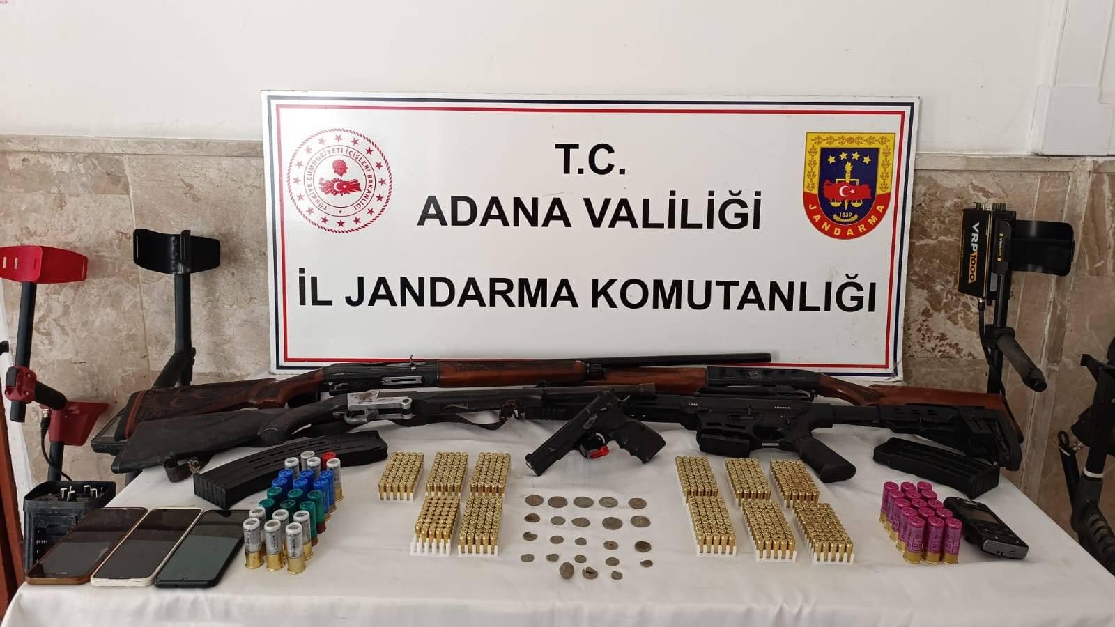 Adana’da evde 23 sikke ve 5 silah çıktı